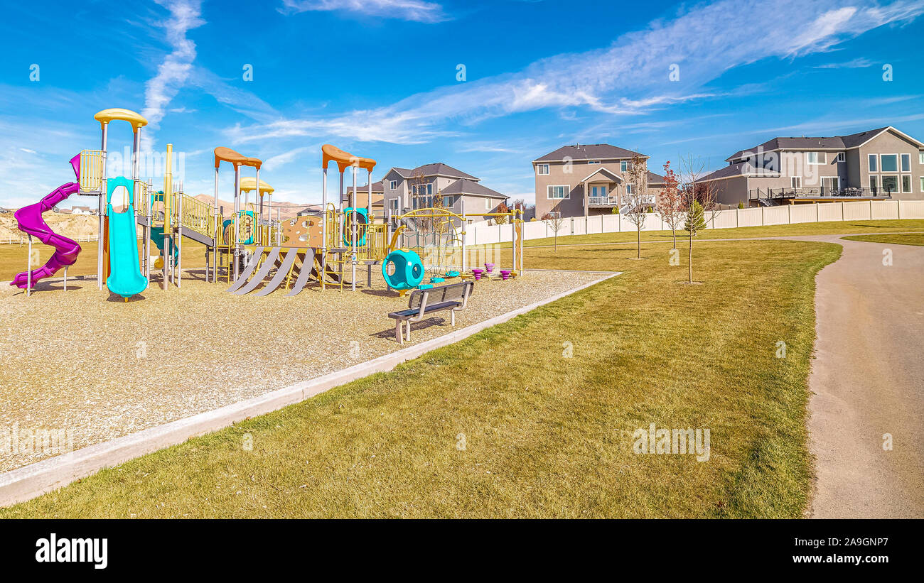 Panorama attrezzature colorati su un parco giochi per bambini durante il giorno Foto Stock