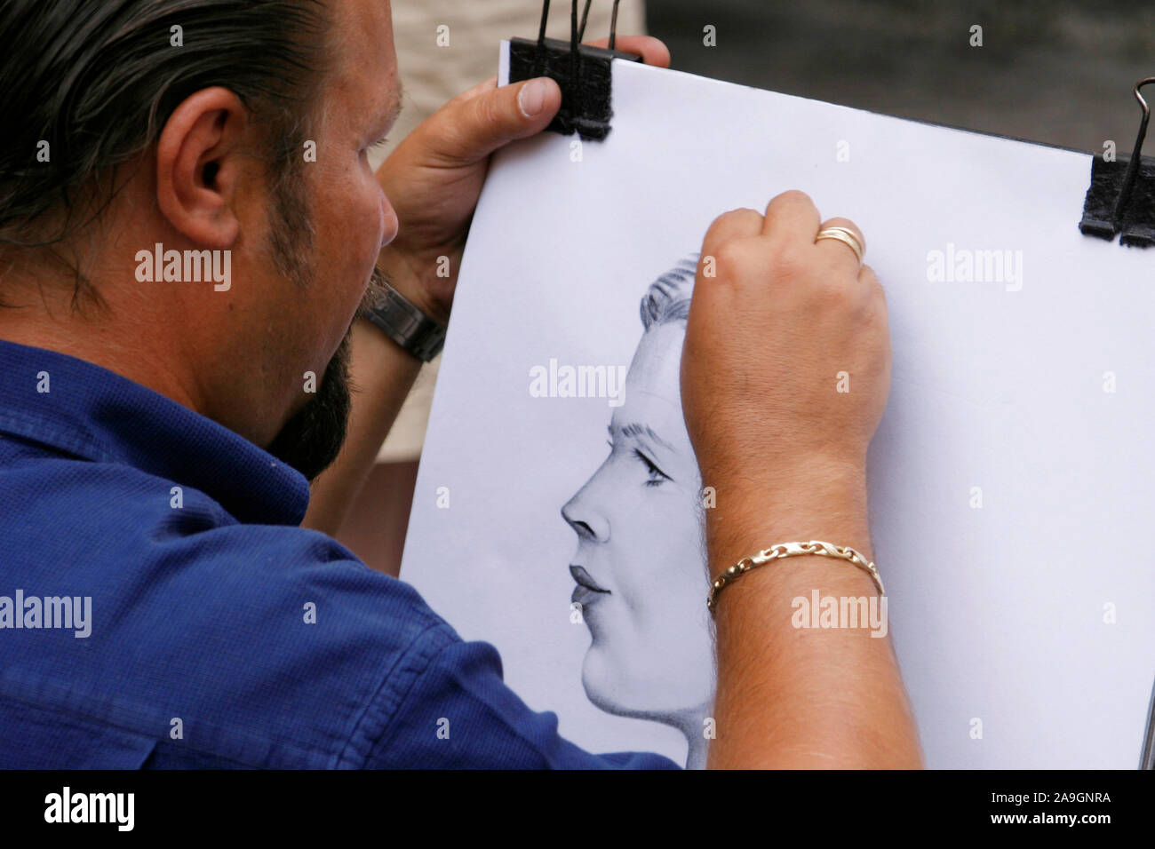 Portraitzeichner beim Zeichnen einer Frau Foto Stock