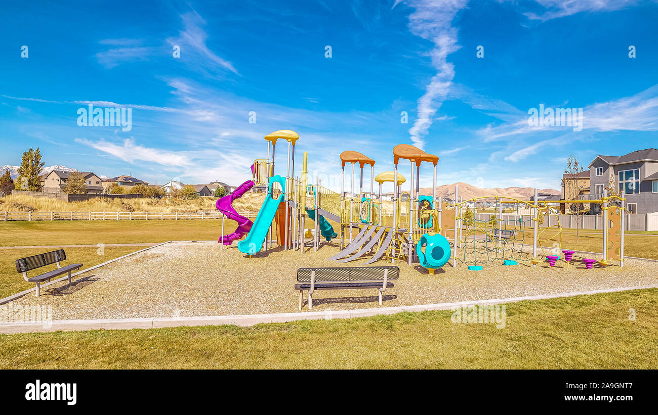 Panorama vetrini colorati su un urbano parco giochi per bambini Foto Stock