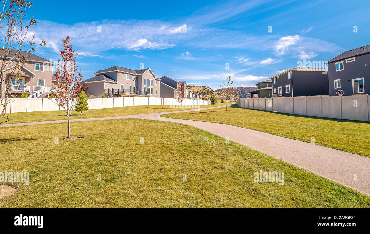 Panorama vuota passerella pedonale su un complesso residenziale Foto Stock