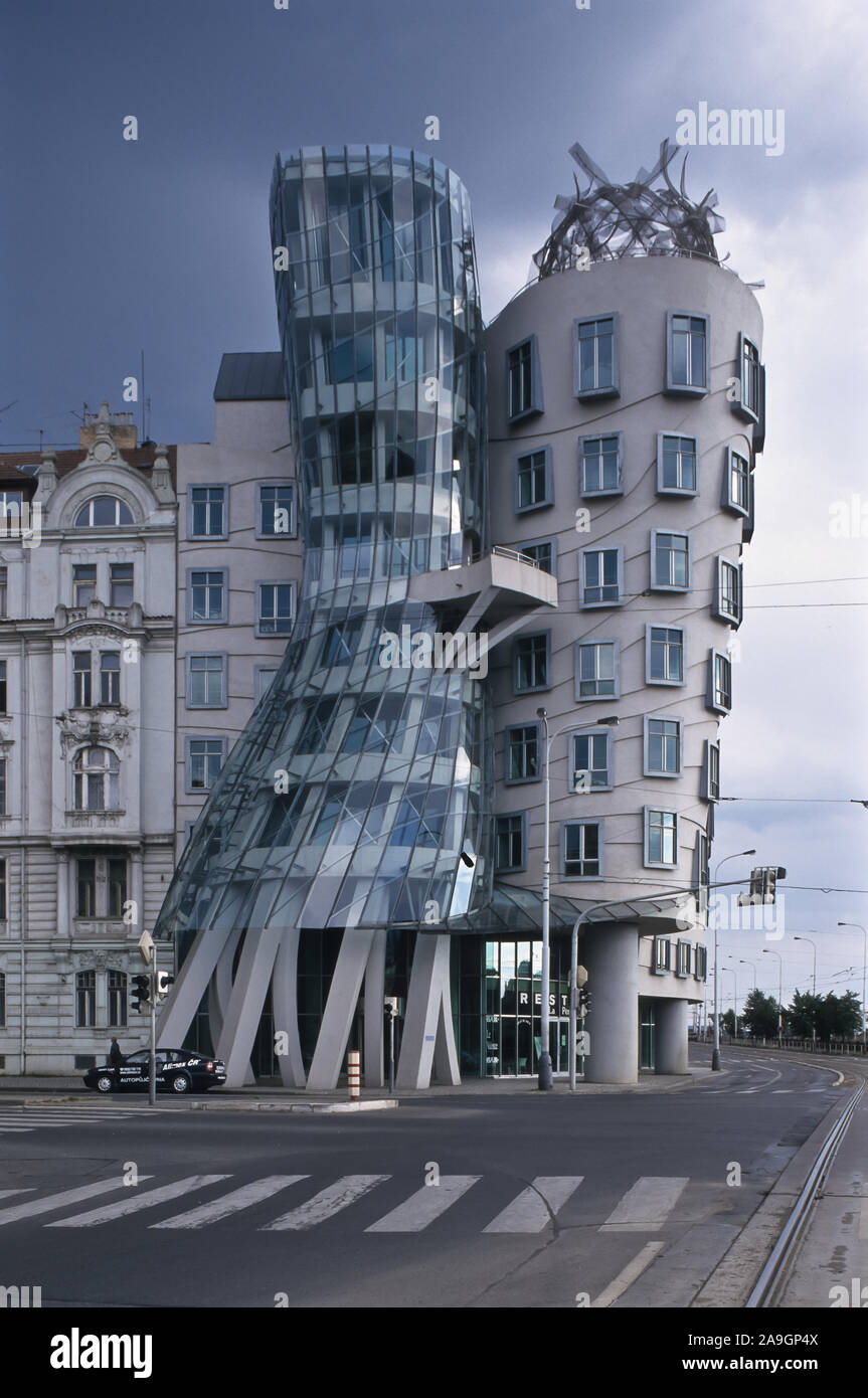 Prag, Tanzendes Haus von Frank Gehry an der Moldau - Praga, la Casa Danzante di Frank Gehry Foto Stock