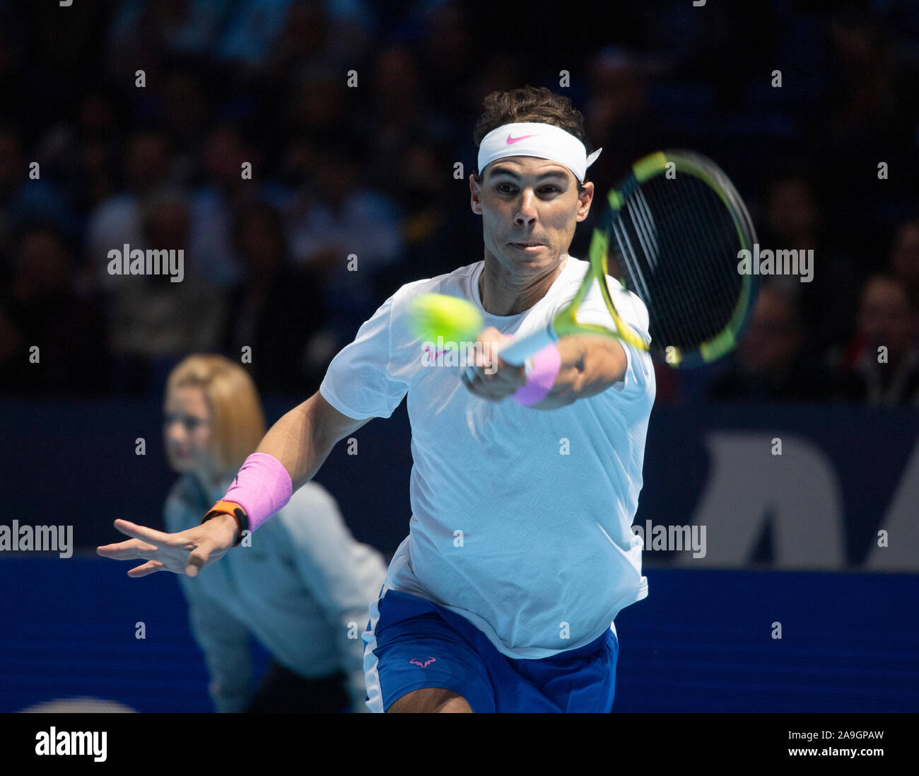 O2, Londra, Regno Unito. Il 15 novembre 2019. Rafael Nadal (ESP) (1) vs Stefanos Tsitsipas (GRE) (6), Nadal vincendo 6-7 6-4 7-5 Credito: Malcolm Park/Alamy Live News. Foto Stock