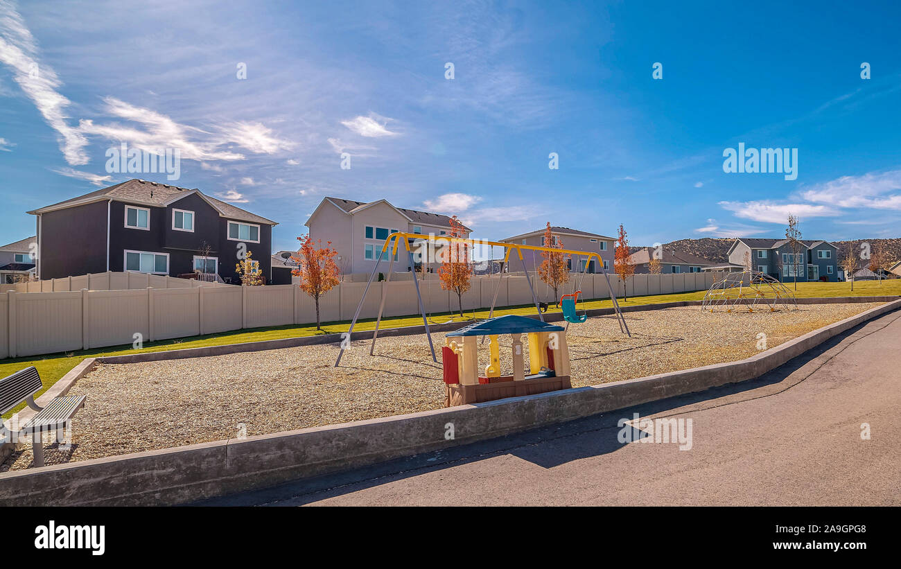Telaio Panorama deserta passerella pedonale e parco giochi per bambini durante il giorno Foto Stock