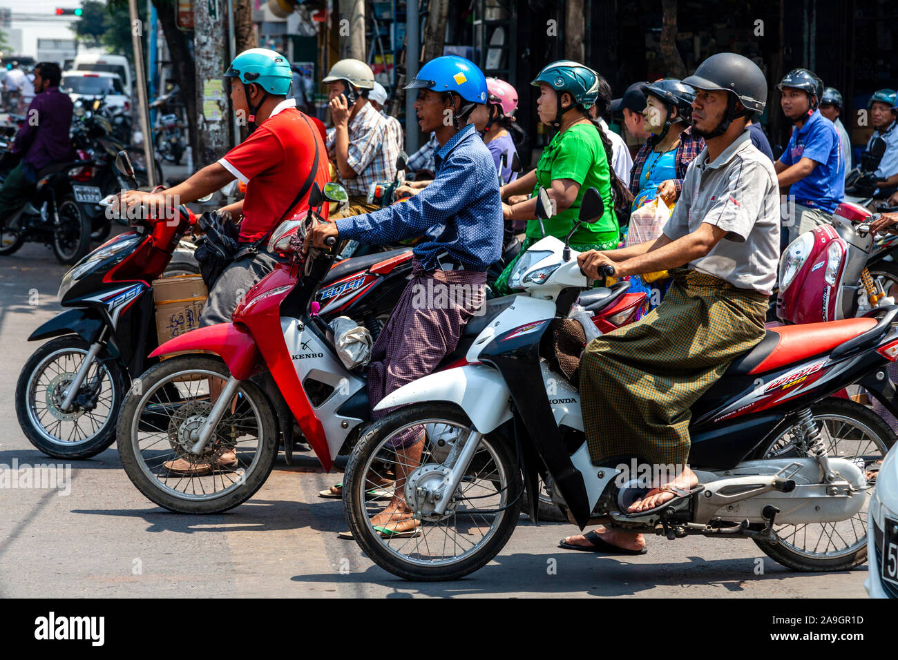 Traffico sulle strade di Yangon, Mandalay Myanmar. Foto Stock