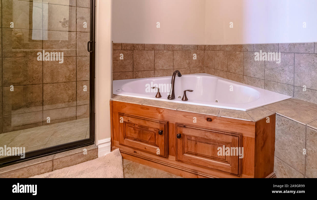 Panorama telaio interno di un bagno moderno con vasca ad angolo Foto Stock