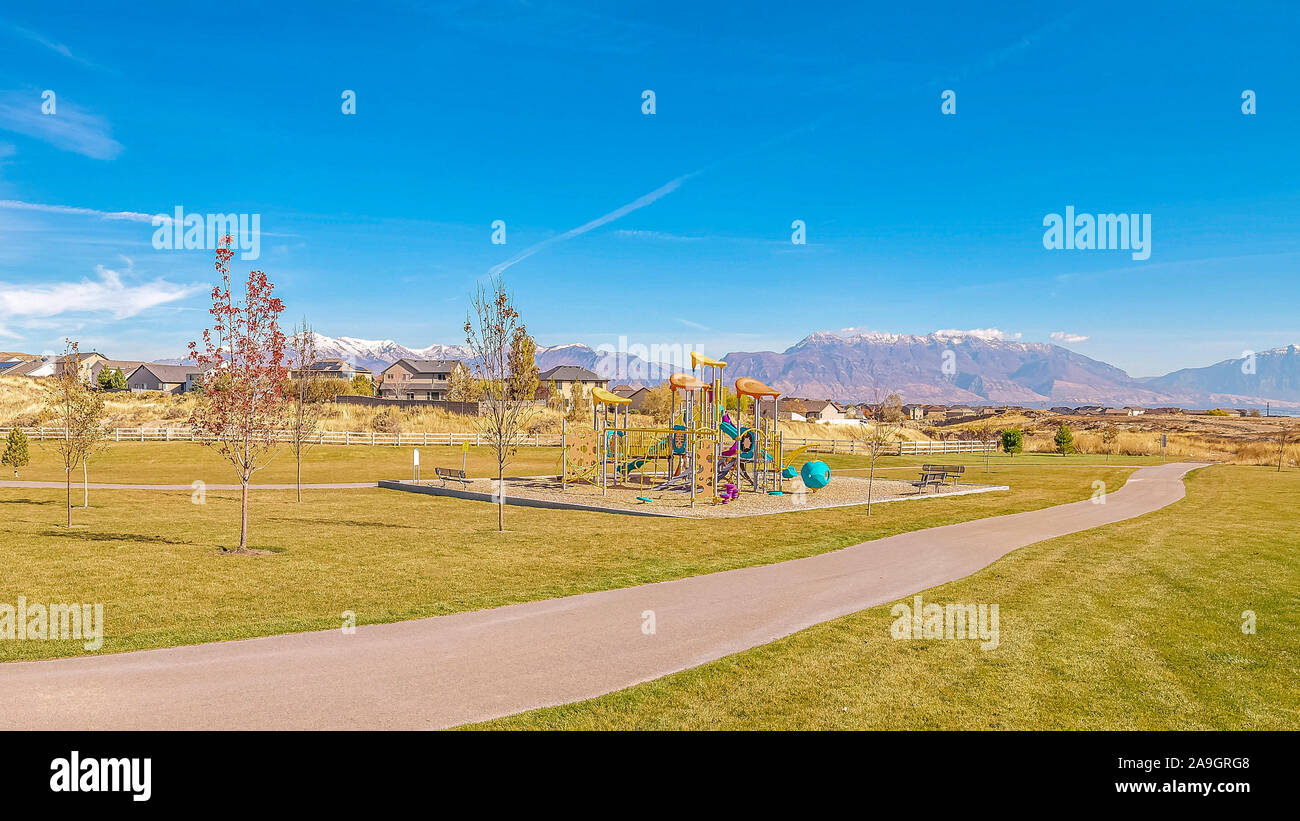 Panorama telaio vuoto lungo viale pedonale in un parco urbano Foto Stock