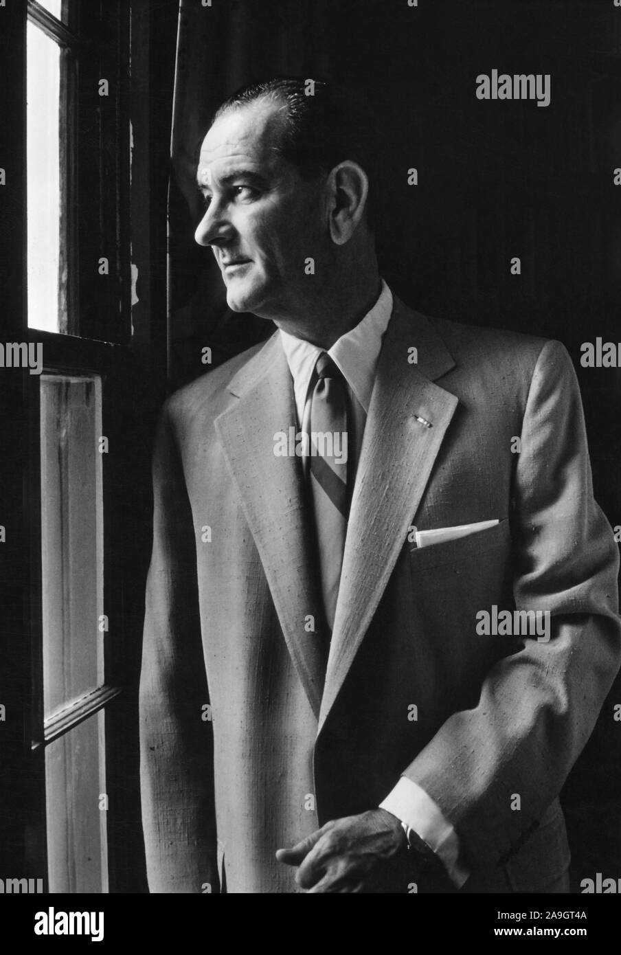 Lyndon B. Johnson (1908-1973), trentaseiesimo Presidente degli Stati Uniti, 1963-1999, mezza lunghezza ritratto come il leader della maggioranza del Senato, foto di Thomas J. O'Halloran, Settembre 1955 Foto Stock