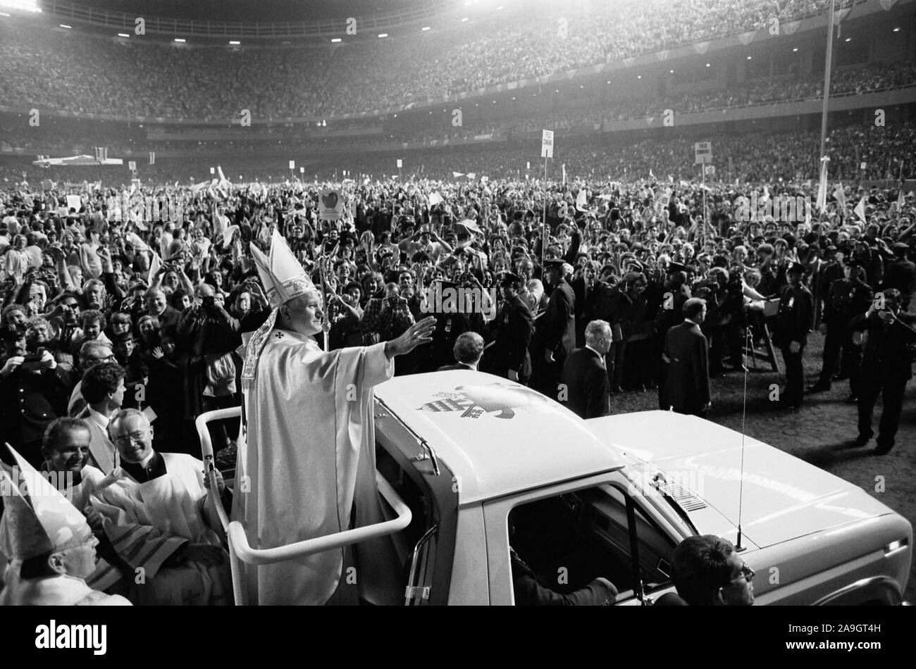Papa Giovanni Paolo II volteggiare folla durante la Messa del Papa, lo Yankee Stadium, Bronx, New York, New York, Stati Uniti d'America, foto di Thomas J. O'Halloran, 2 ottobre 1979 Foto Stock