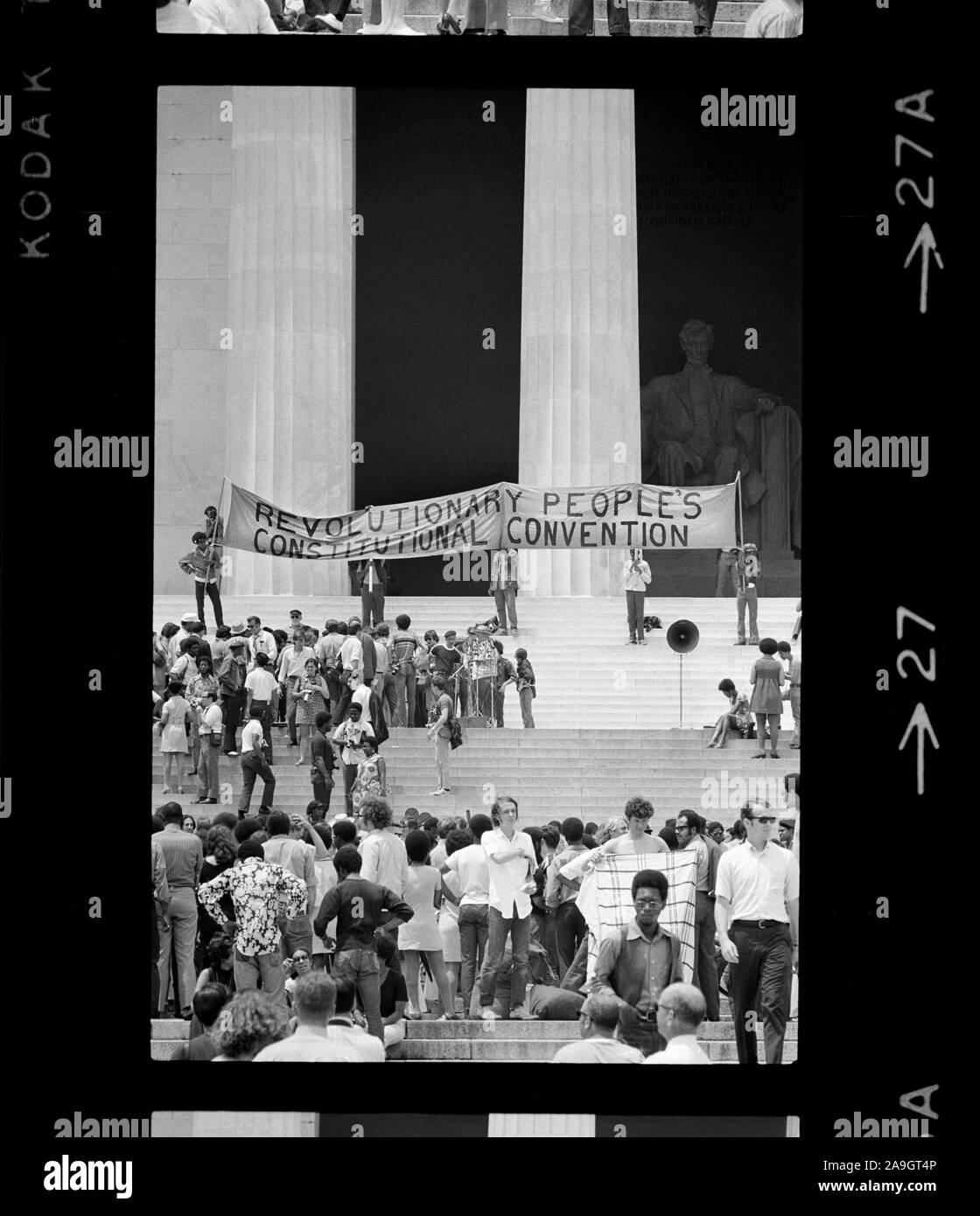 Gruppo di persone raccolte sui gradini del Lincoln Memorial con un banner "rivoluzionario popolare di convenzione costituzionale' durante il Black Panther Party Convenzione di Washington, D.C., USA, fotografo Thomas J. O'Halloran, Warren K. Leffler, Giugno 1970 Foto Stock