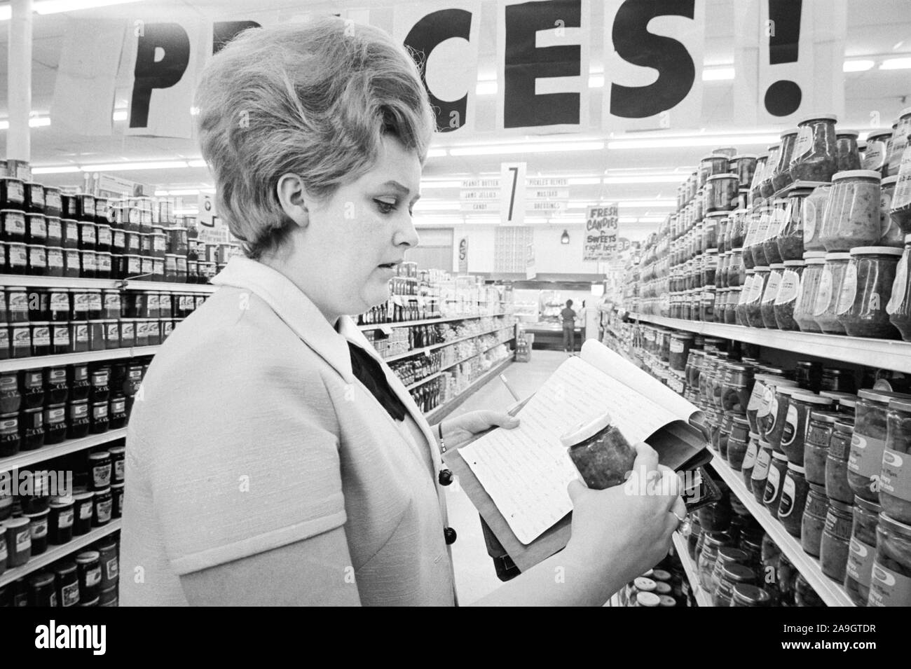 Consumatore " Prezzo Agent' il controllo dei prezzi per l'indice dei prezzi al consumo, foto di Thomas J. O'Halloran, Settembre 1971 Foto Stock
