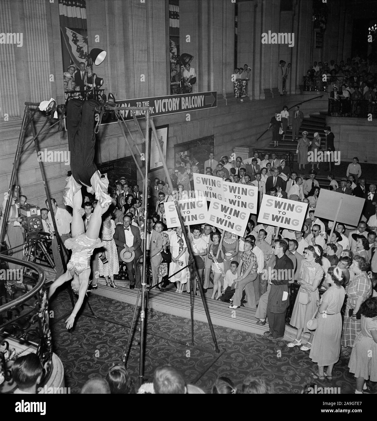 Guardare la folla Acrobat agire tenendo premuto 'Sala per Ewing i segni" per il candidato Oscar R. Ewing, Convenzione Nazionale Democratica anfiteatro internazionale, Chicago, Illinois, Stati Uniti d'America, foto di Thomas J. O'Halloran, Luglio 1952 Foto Stock