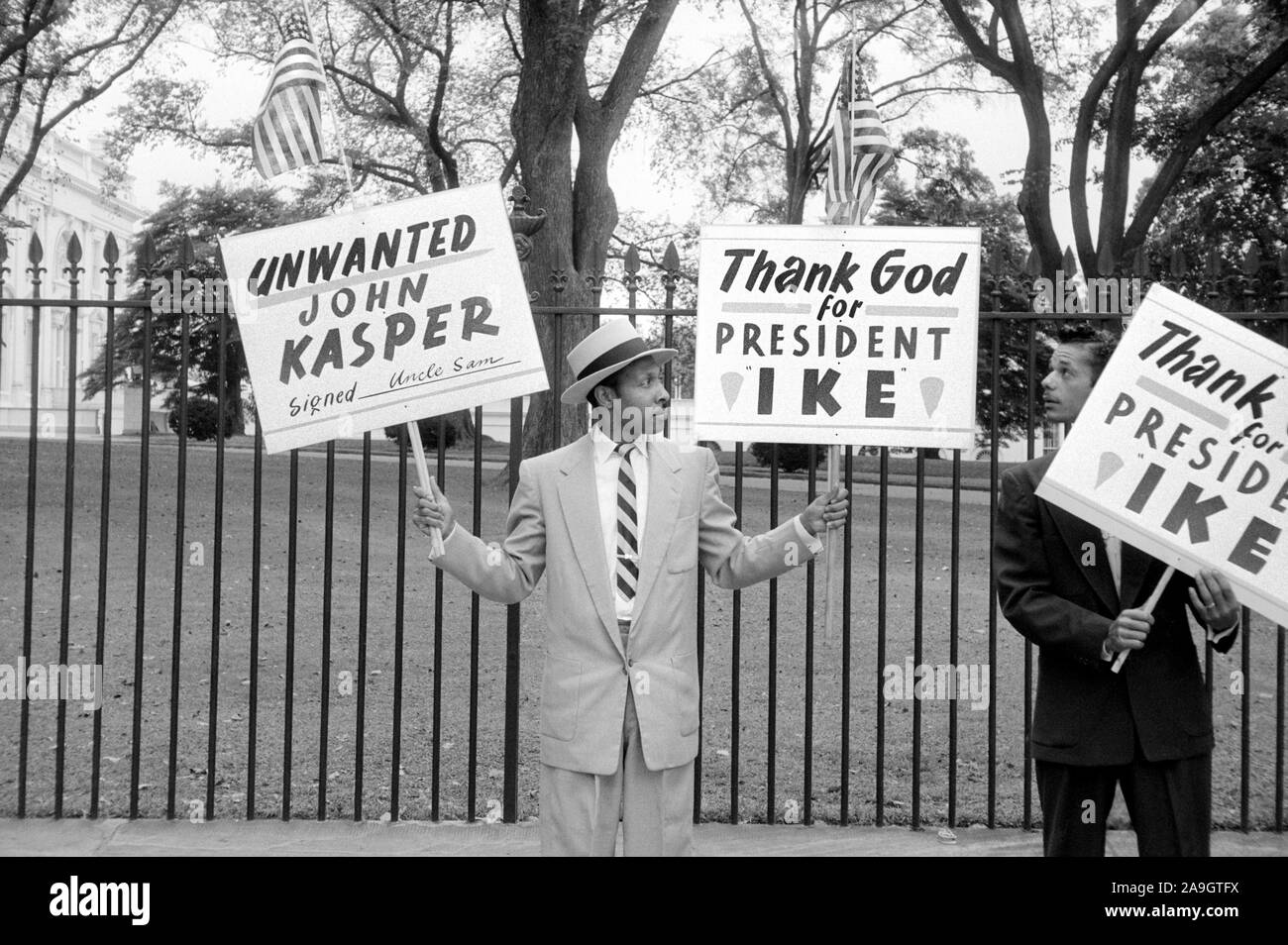 Due uomini che protestavano John Kasper, un americano di estrema destra e attivista del Ku Klux Klan gli stati che hanno preso un cavalletto militante contro l'integrazione razziale durante il movimento per i diritti civili, WASHINGTON, STATI UNITI D'AMERICA, foto di Thomas J. O'Halloran, Ottobre 1957 Foto Stock