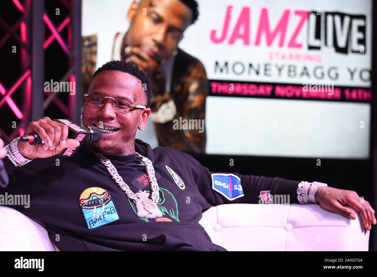 HOLLYWOOD, FL - novembre 14: Moneybagg Yo visite qui Jamz dal vivo presso la stazione radio 99 Jamz il 14 novembre 2019 in Hollywood Florida. Credito: mpi04/MediaPunch Foto Stock