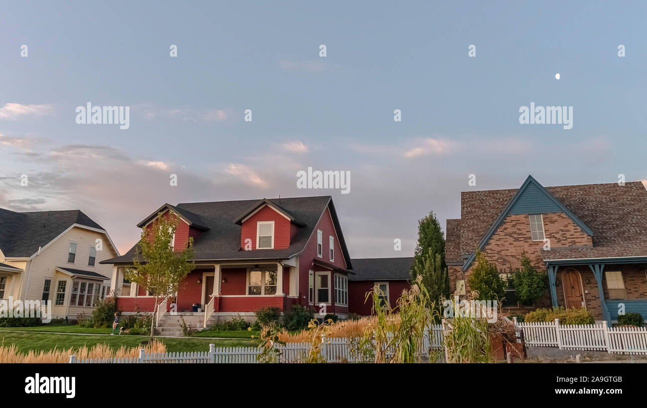 Telaio Panorama tre case su un moderno complesso residenziale Foto Stock