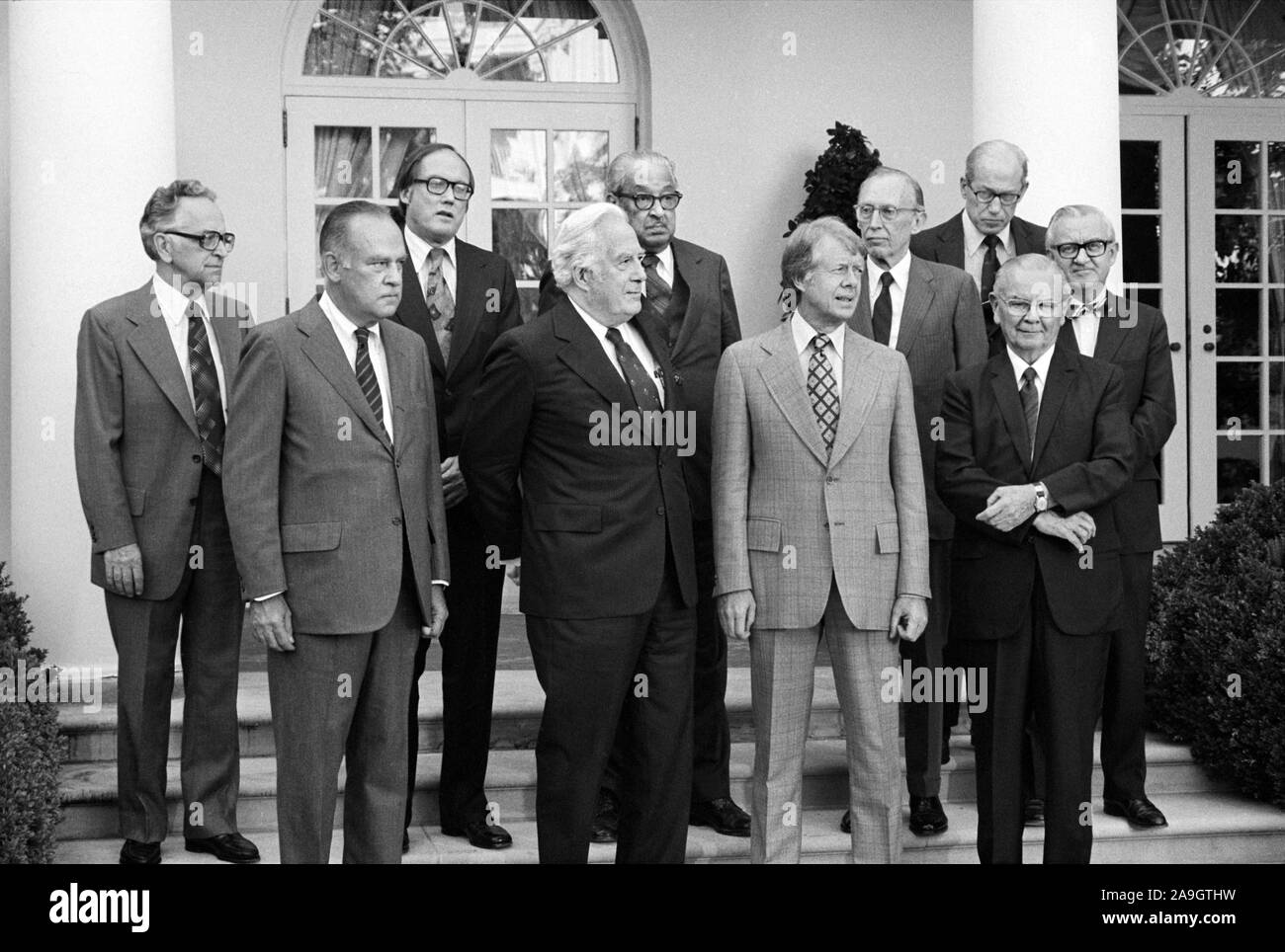 Stati Uniti Il presidente Jimmy Carter con la Corte Suprema Giudici, Gruppo ritratto, Casa Bianca, Washington D.C, STATI UNITI D'AMERICA, foto di Thomas J. O'Halloran, Settembre 1977 Foto Stock