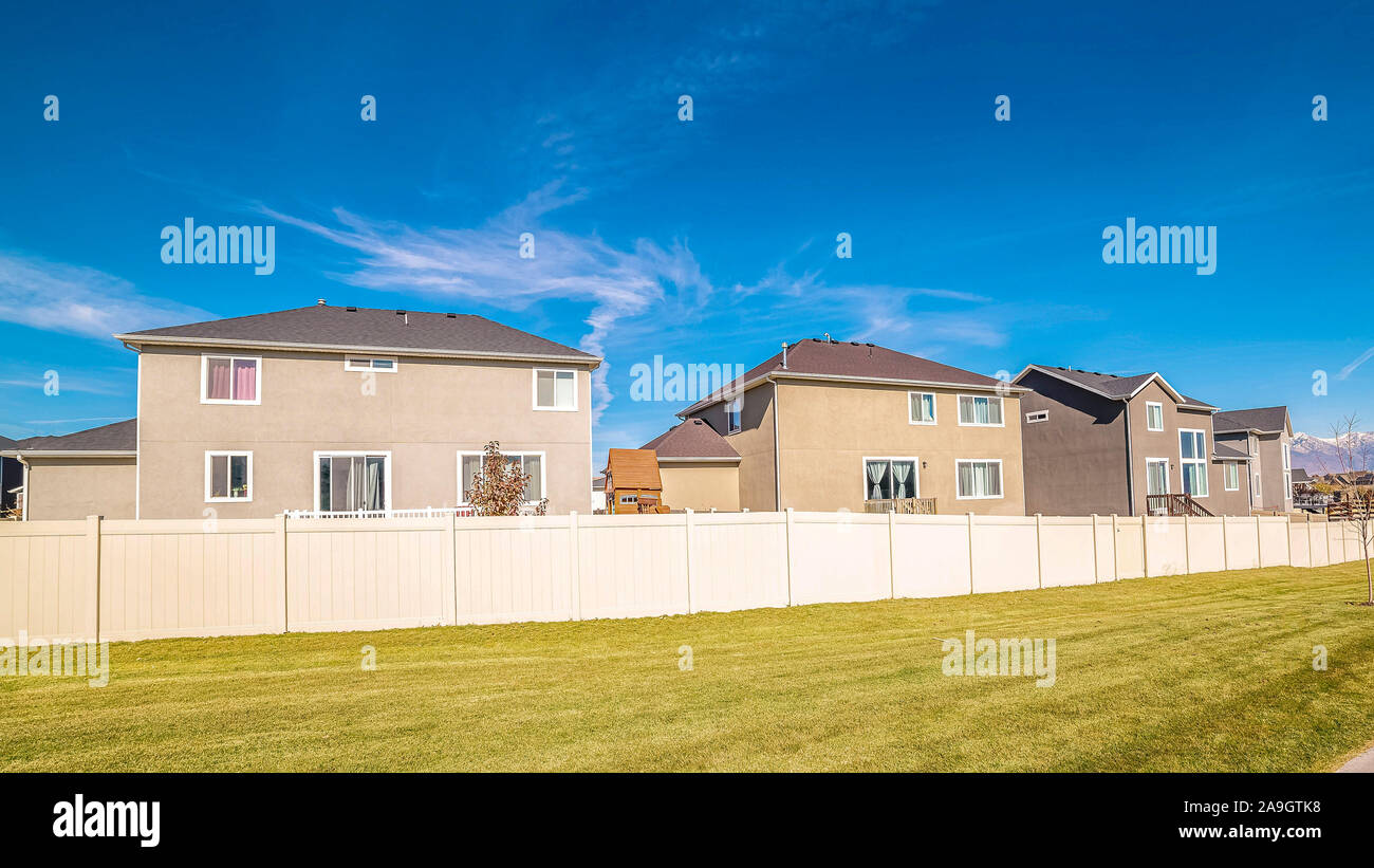 Telaio Panorama proprietà murata che si affaccia su un parco urbano durante il giorno Foto Stock