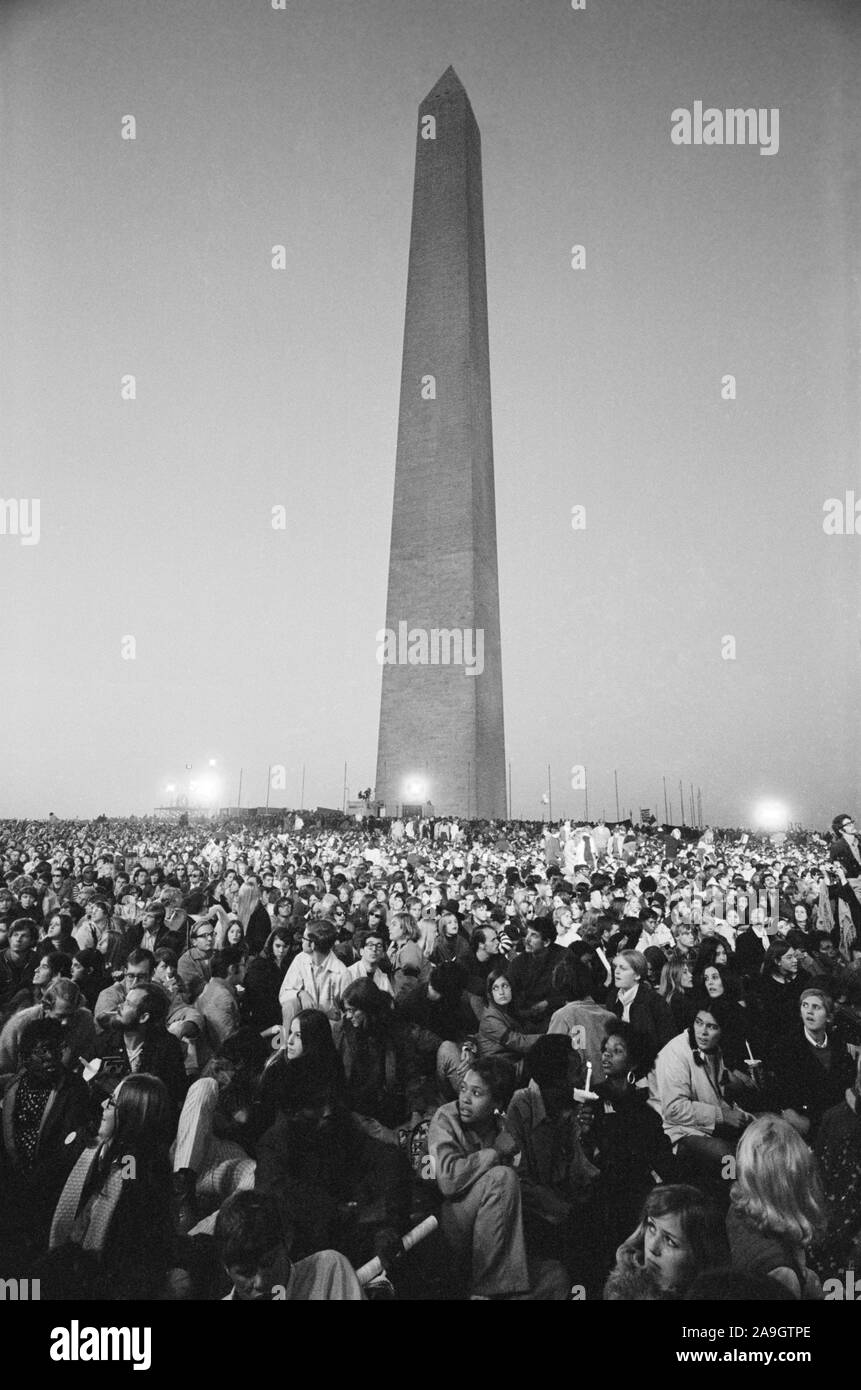 La Folla riunita per la moratoria alla fine della guerra in Vietnam, il Monumento a Washington, WASHINGTON, STATI UNITI D'AMERICA, foto di Thomas J. O'Halloran, Ottobre 15, 1969 Foto Stock