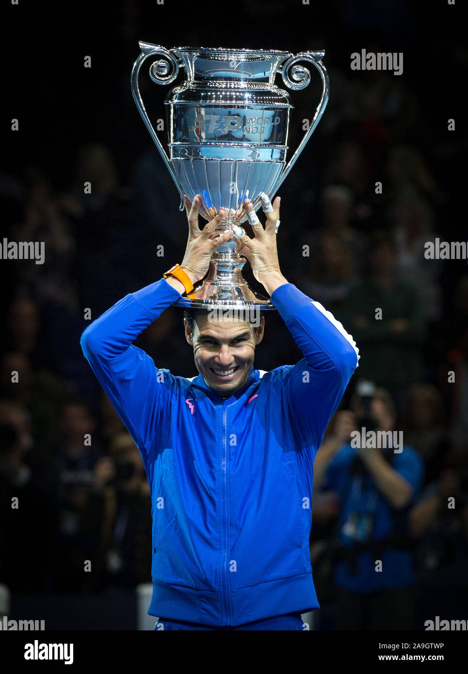 Londra, Regno Unito. Xv Nov, 2019. Rafa "" Rafael Nadal (Spagna) solleva il numero uno del mondo trofeo durante la Nitto ATP Finals Tennis Londra giorno 6 presso l'O2, Londra, Inghilterra il 15 novembre 2019. Foto di Andy Rowland. Credito: prime immagini multimediali/Alamy Live News Foto Stock