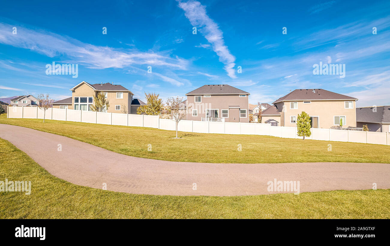 Telaio Panorama passerella di avvolgimento attraverso un parco ricoperto di erba durante il giorno Foto Stock