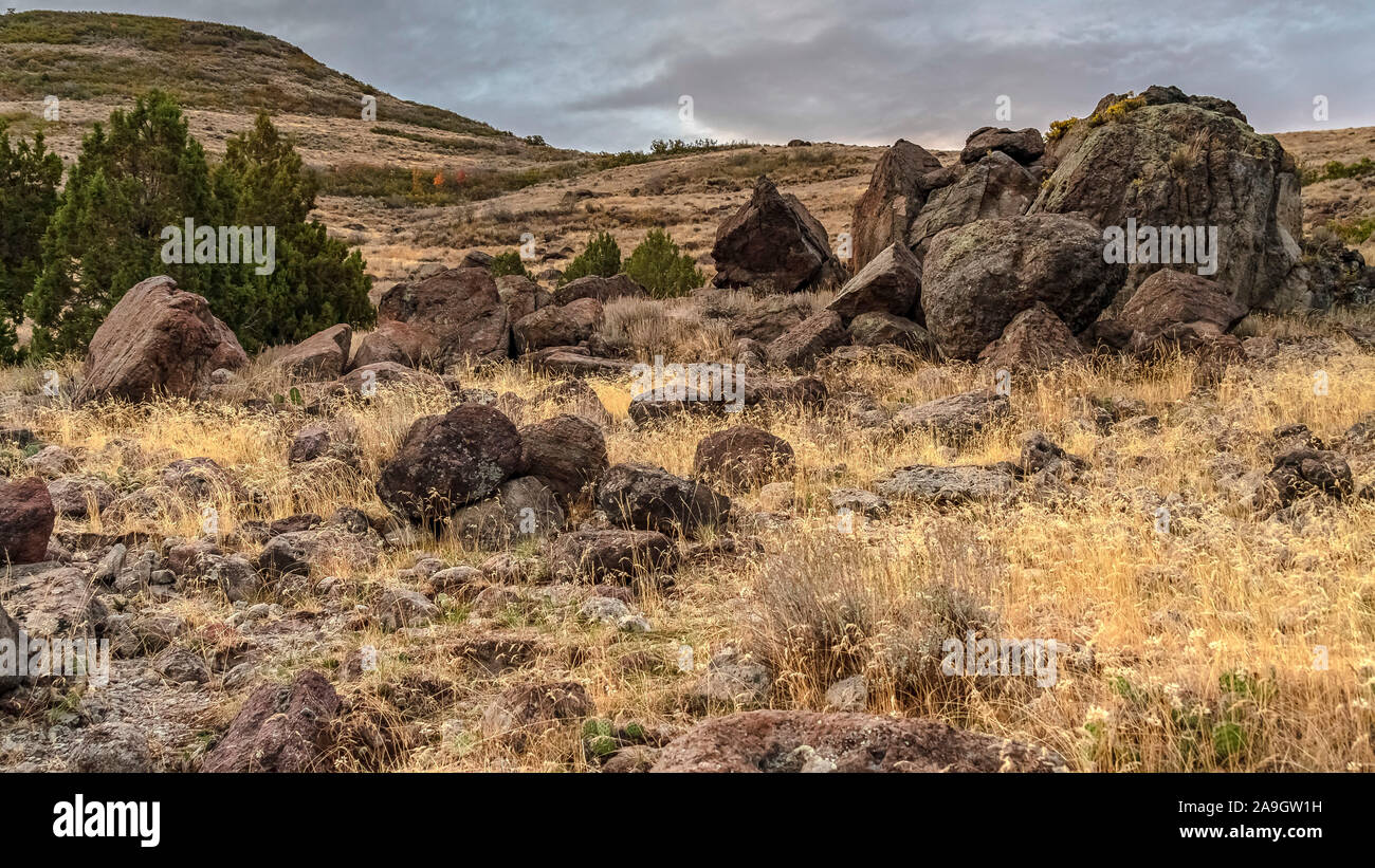 Panorama Sentiero escursionistico attraverso ciottolosa base prati con rocce Foto Stock