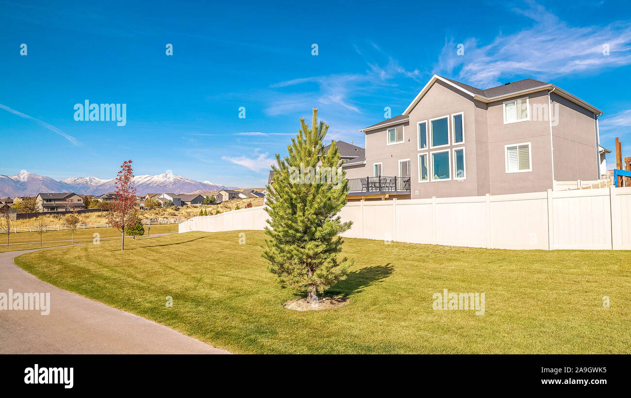 Panorama moderno complesso residenziale con passaggio pedonale durante il giorno Foto Stock