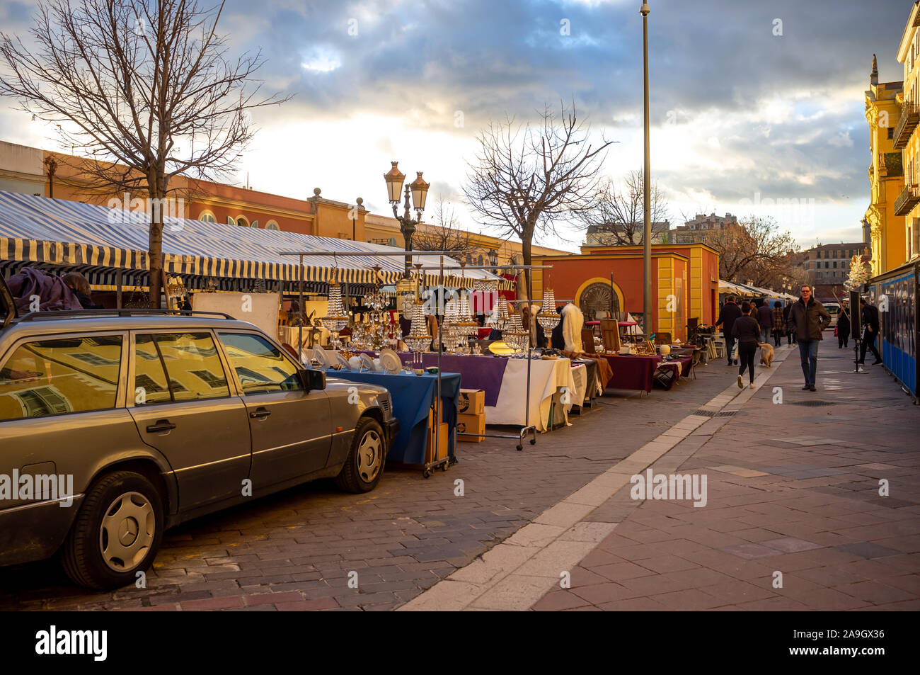 Città vecchia di Nizza antico mercato sul Cours Saleya mercato in inverno (Riviera francese) Foto Stock