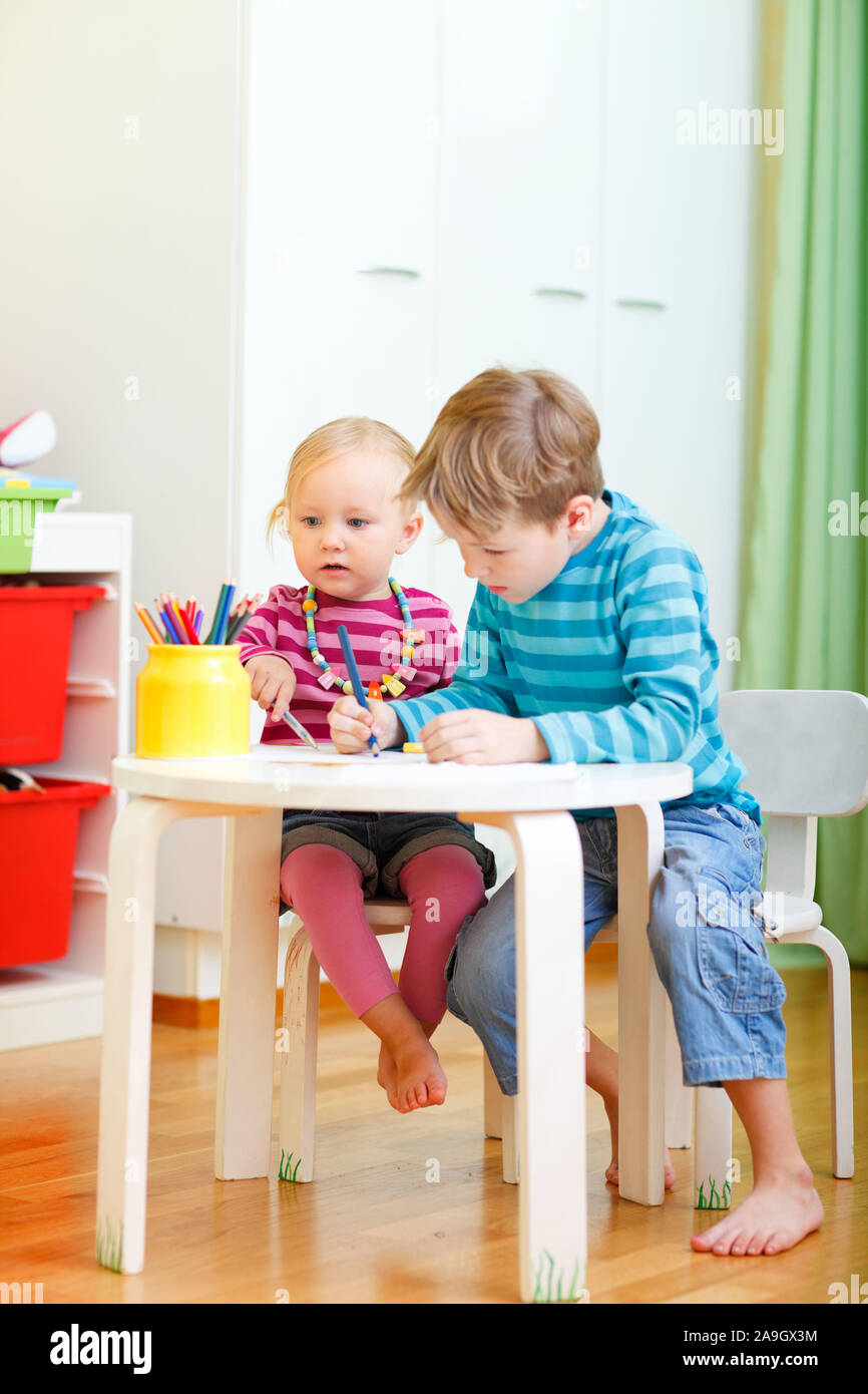 Finnland, Glueckliche Familie, Spielen und Backen, Mann und zwei Kinder Foto Stock