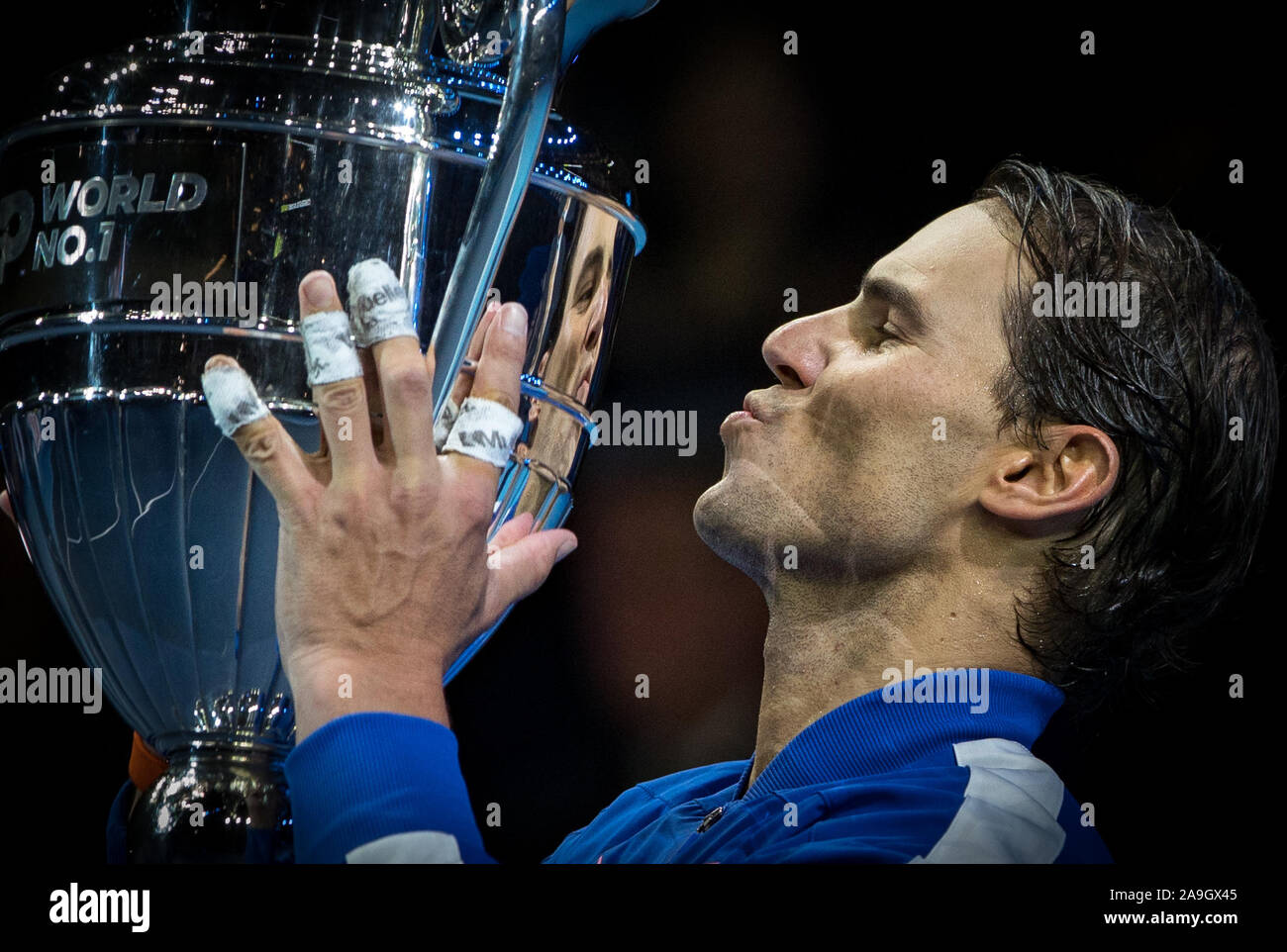 Londra, Regno Unito. Xv Nov, 2019. Rafa "" Rafael Nadal (Spagna) solleva il numero uno del mondo trofeo durante la Nitto ATP Finals Tennis Londra giorno 6 presso l'O2, Londra, Inghilterra il 15 novembre 2019. Foto di Andy Rowland. Credito: prime immagini multimediali/Alamy Live News Foto Stock