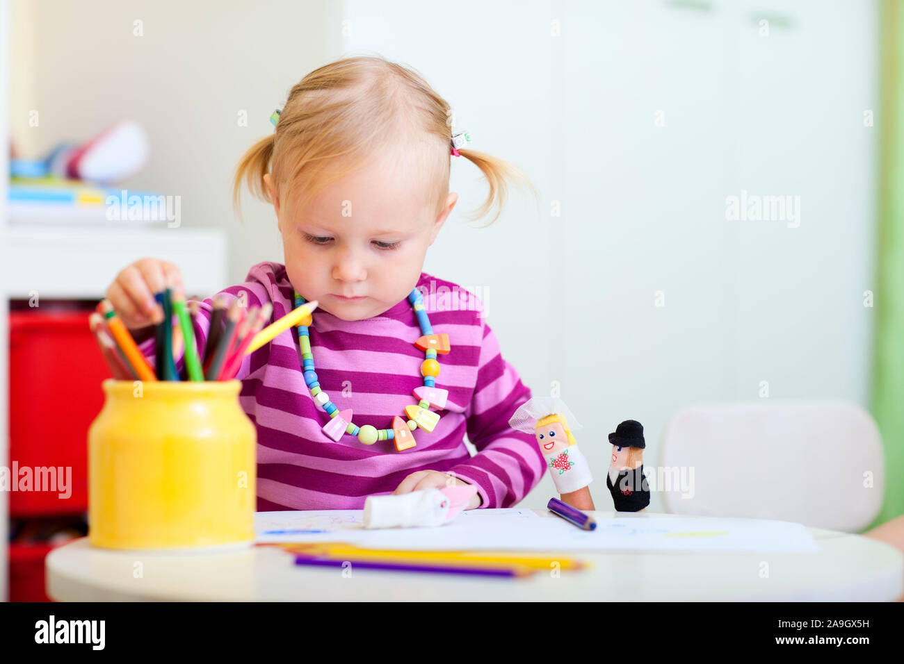 Finnland, Glueckliche Familie, Spielen und Backen, Mann und zwei Kinder Foto Stock