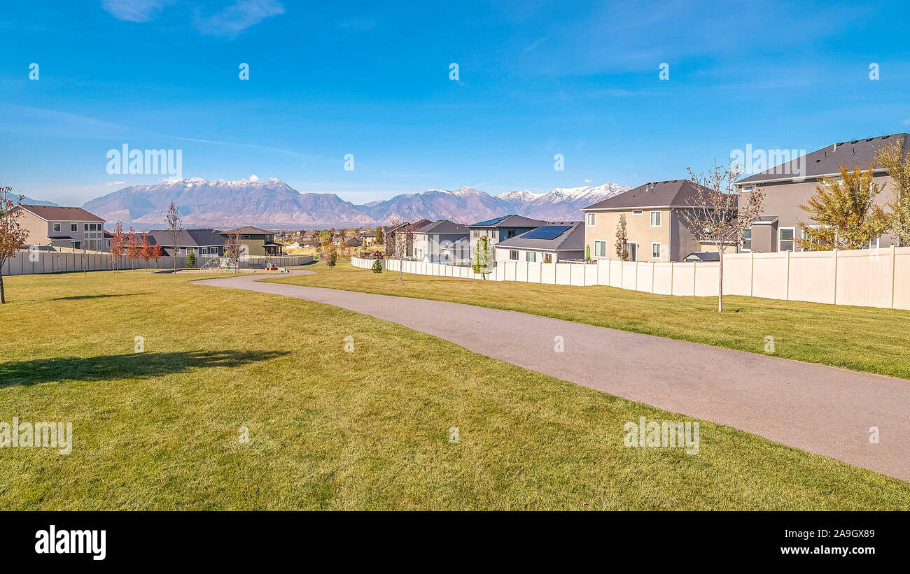 Panorama lastricato sentiero attraverso un complesso residenziale vicino al tramonto Foto Stock