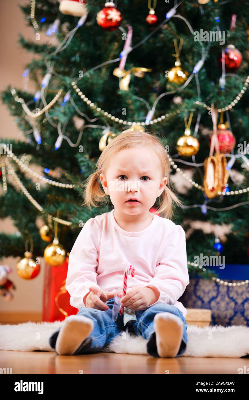 Finnland, weihnachten, Mutter und Kleinkind Weihnachtsbaum vor Foto Stock