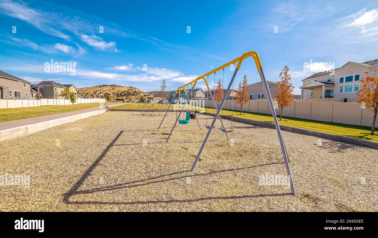 Set di panorama di un frame altalene per bambini in un parco residenziale Foto Stock