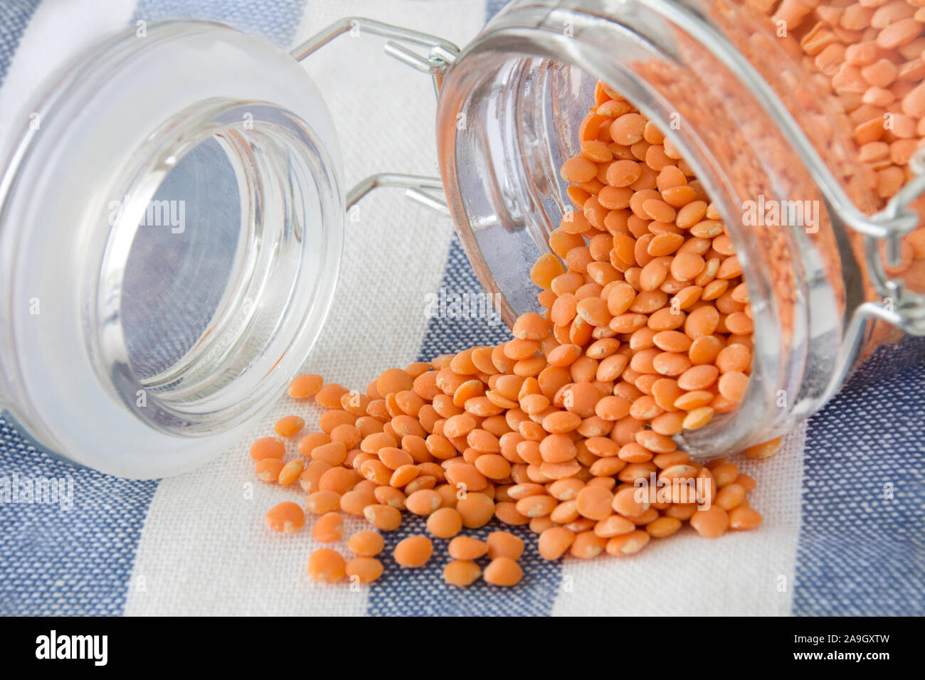 Di lenticchie rosse in mason jar Foto Stock