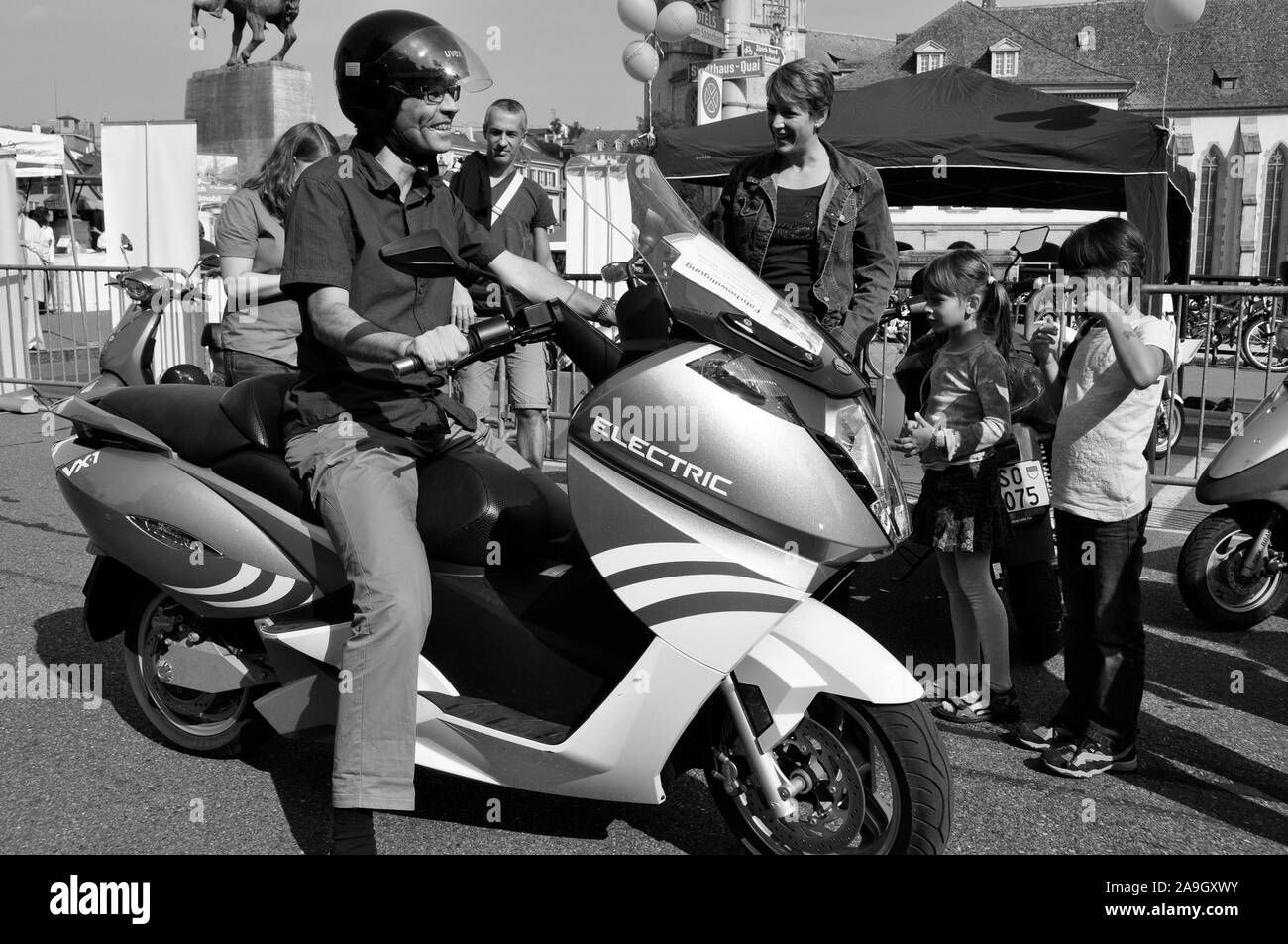 Buona per il clima e ambiente: la guida con un SOSTENIBILE E-Bike in Zürich-City presso la "la mobilità-giorno" Foto Stock