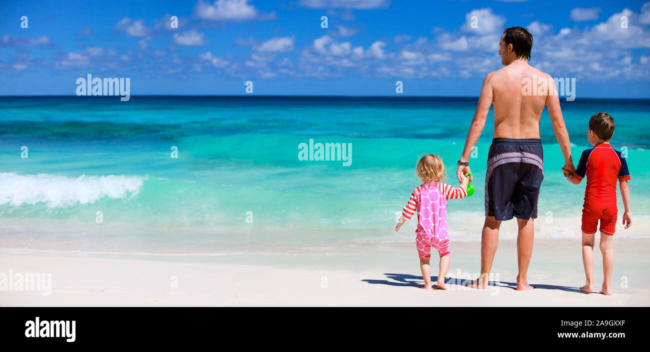 Familie am Strand, Seychellen, Indischer Ozean Foto Stock