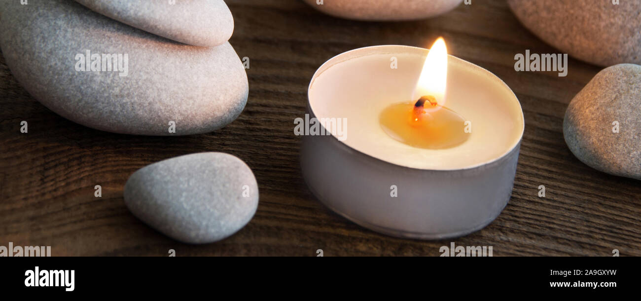 Wellness Decorazione con candela e pietre Foto Stock
