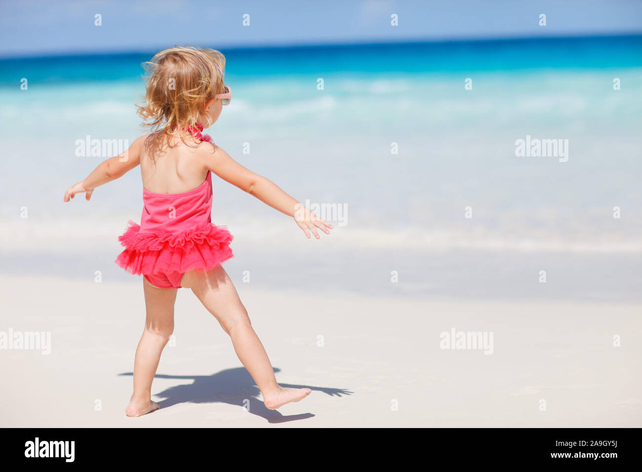 Kleines Maedchen am Strand, Malediven Foto Stock
