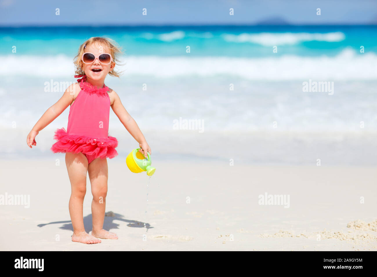 Kleines Maedchen am Strand, Malediven Foto Stock