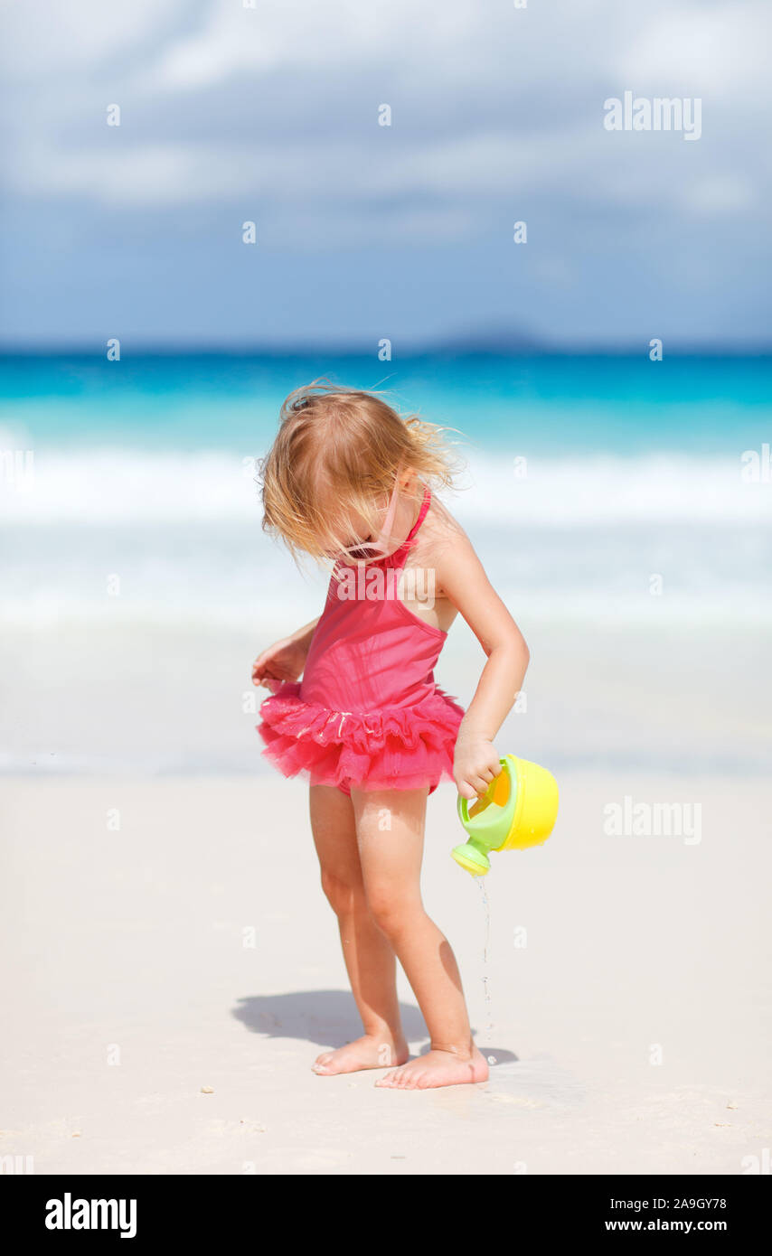 Kleines Maedchen am Strand, Malediven Foto Stock