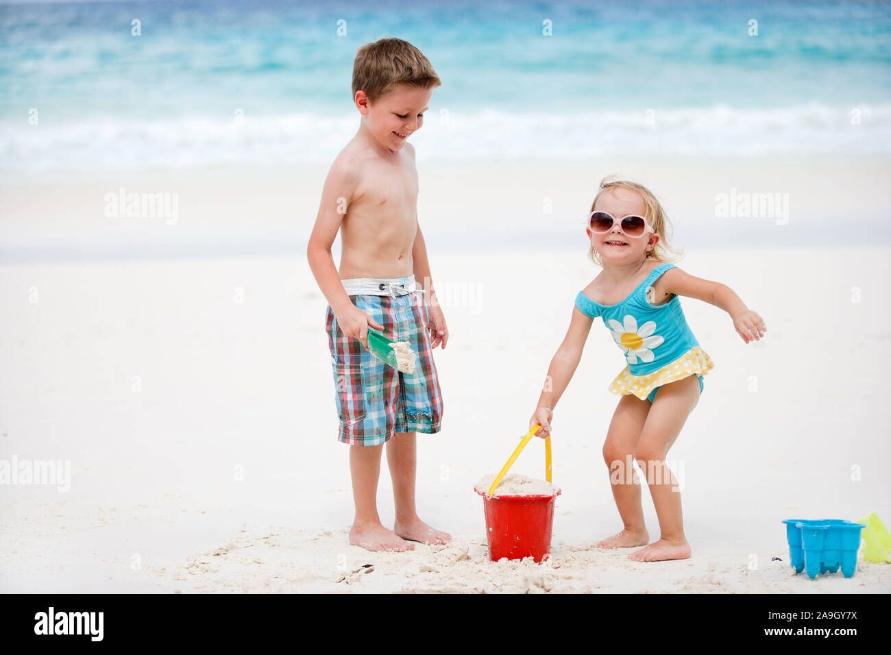 Spielen am Strand, Malediven, Foto Stock
