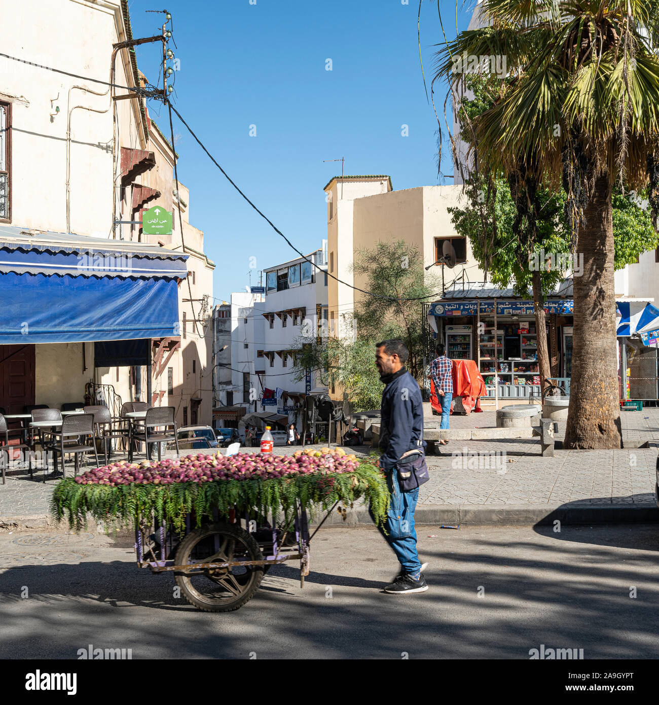Fez, in Marocco. Il 9 novembre 2019. Un uomo porta la frutta con il carrello nel centro della città Foto Stock