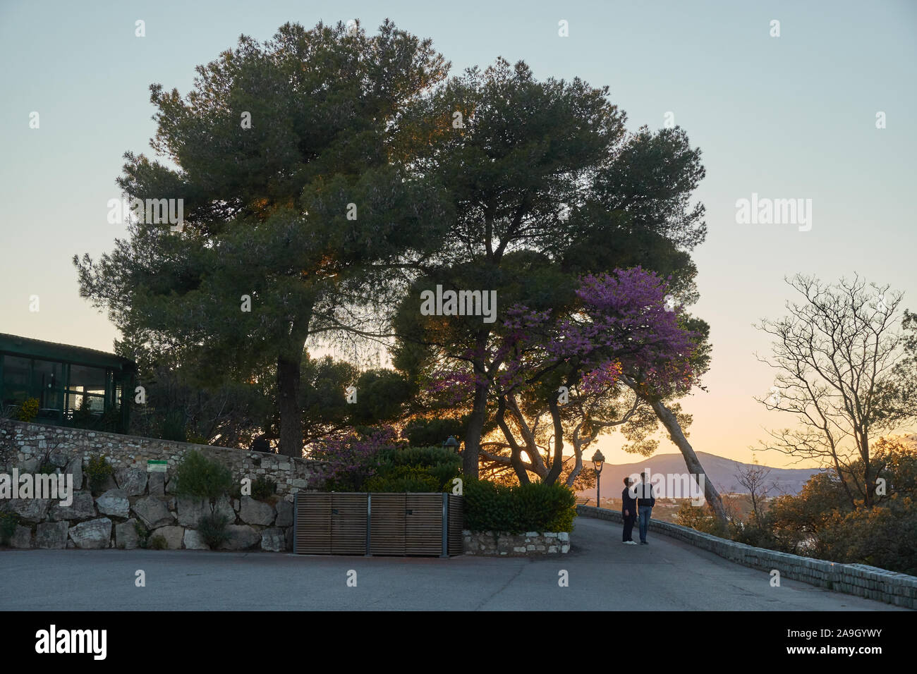 Nizza, Francia - 04 Aprile 2019: giovane guardare bella dal punto di vista sulla collina del Castello al tramonto Foto Stock