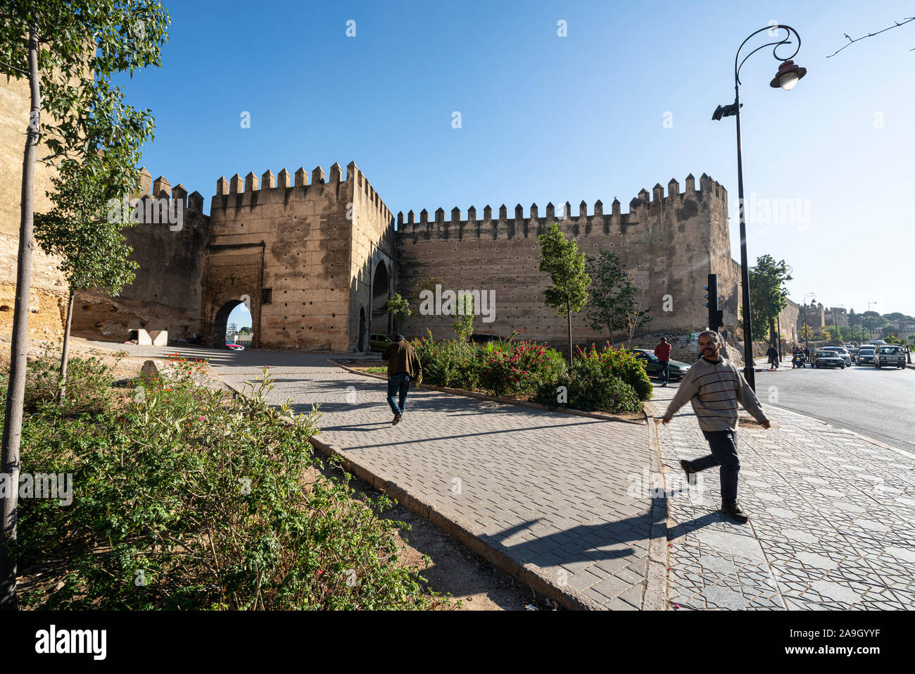 Fez, in Marocco. Il 9 novembre 2019. Una vista panoramica della città antica mura della città Foto Stock