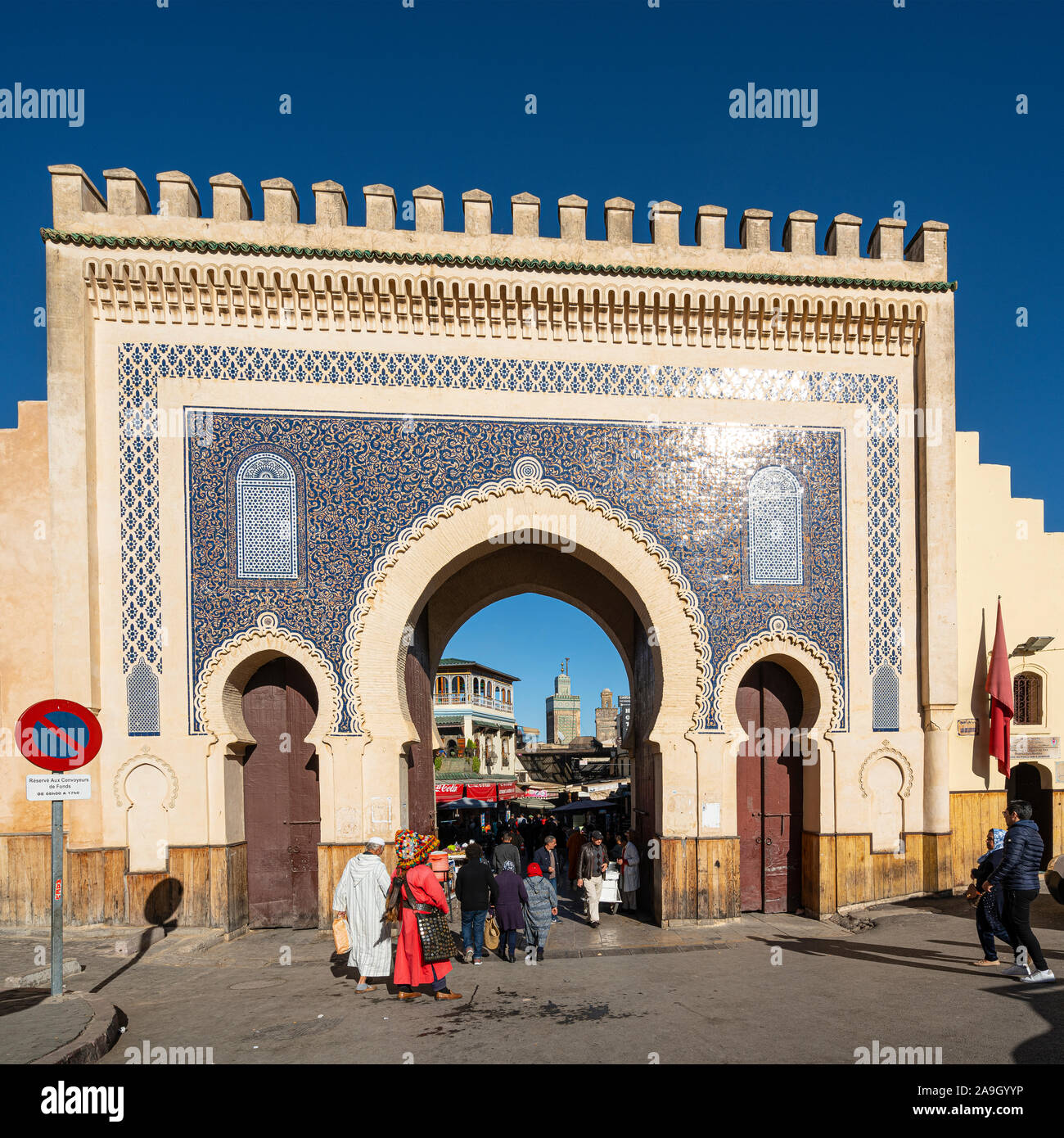 Fez, in Marocco. Il 9 novembre 2019. Una vista del Bab Boujloud (il blue gate) Foto Stock