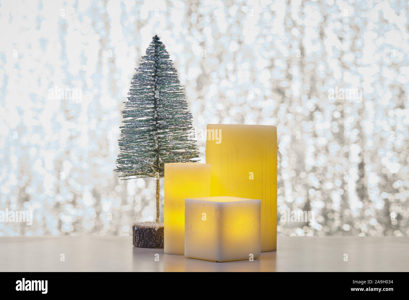 Vacanze inverno ancora in vita di candele elettriche e piccolo albero di Natale Foto Stock