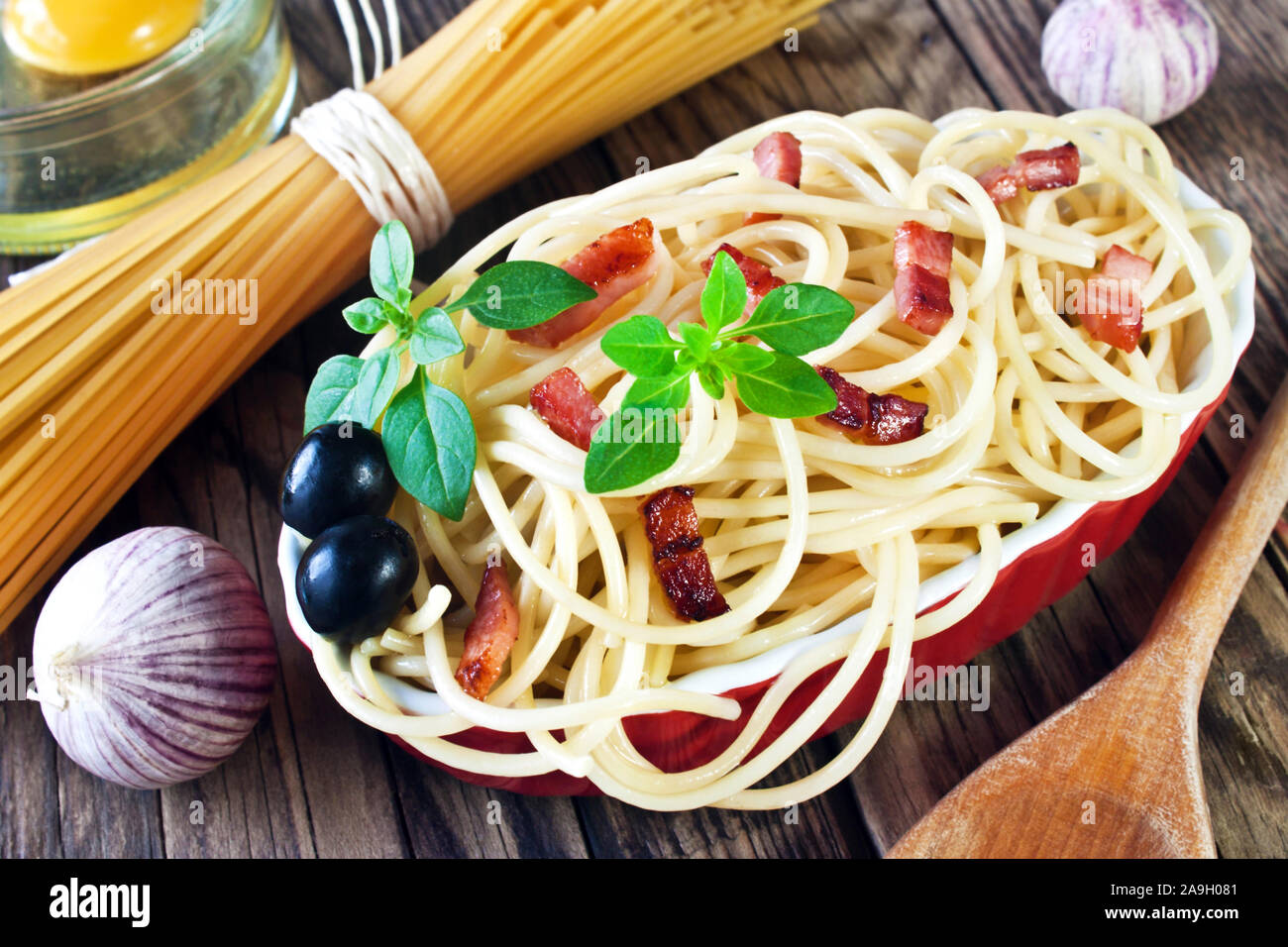 Spaghetti alla carbonara piatto e ingredienti Foto Stock