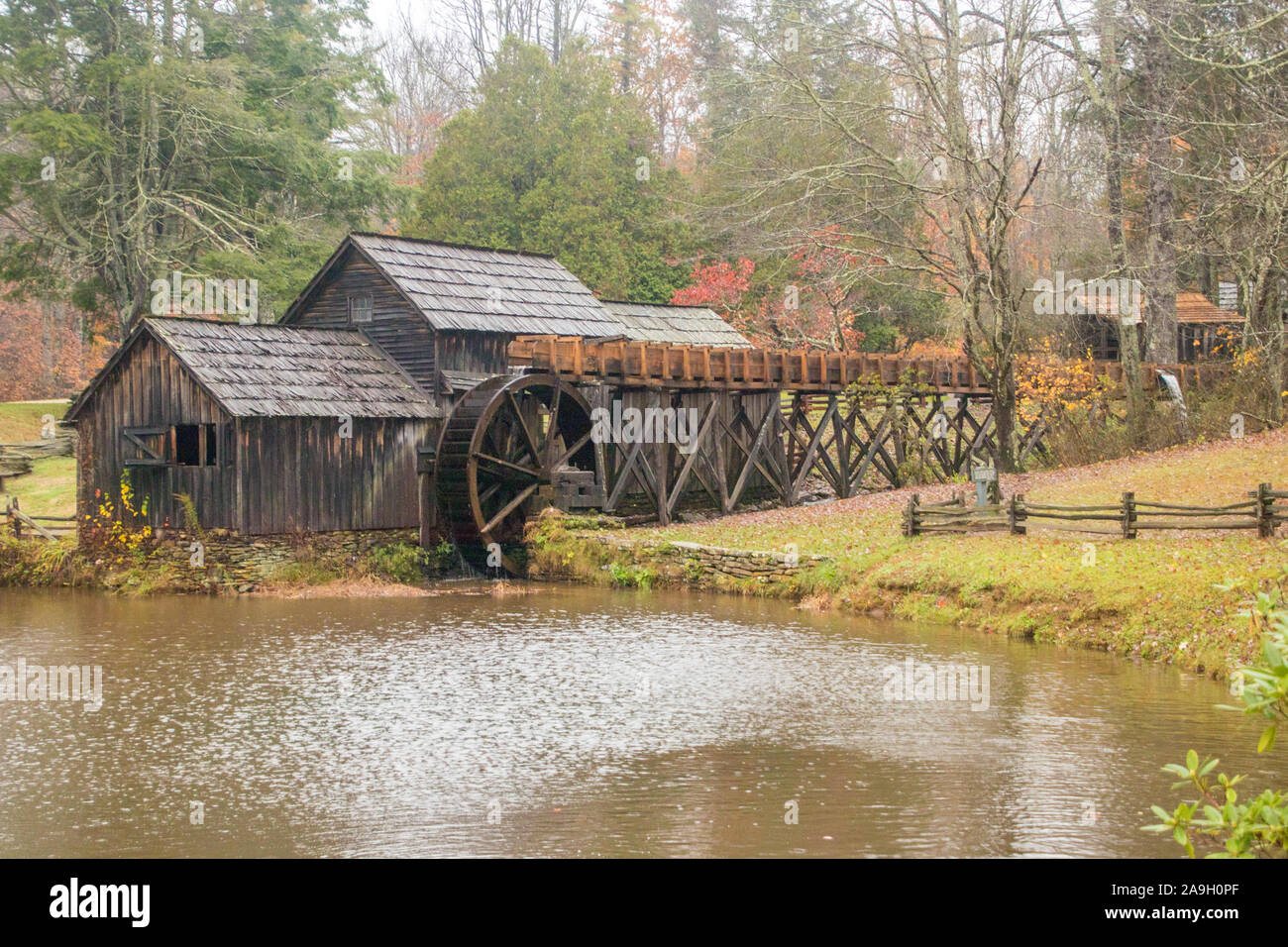 Mabry Grist Mill in Virginia in un giorno di pioggia Foto Stock