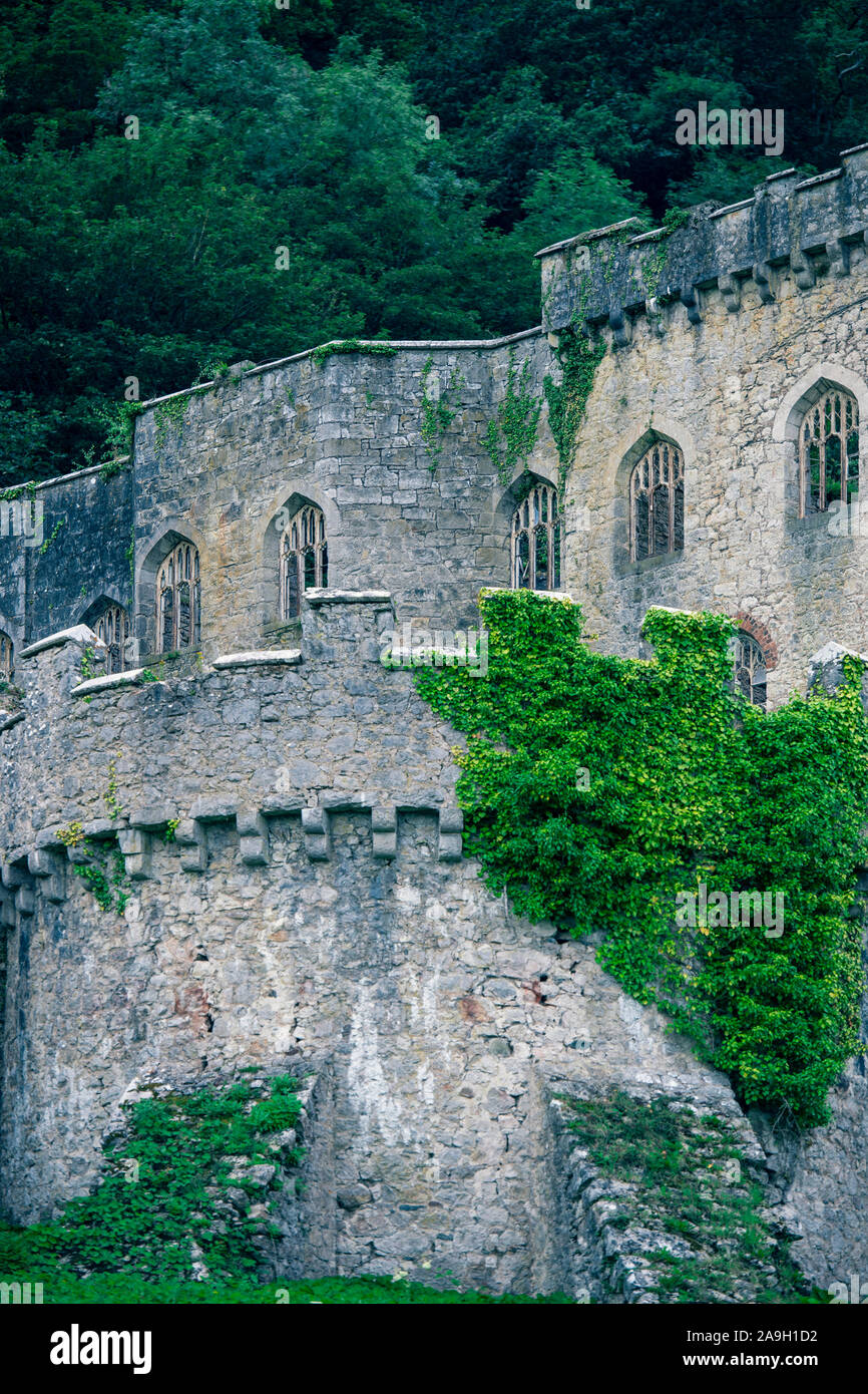 Rovine del Castello di Gwrych vicino Abergele a Conwy, Wales, Regno Unito Foto Stock