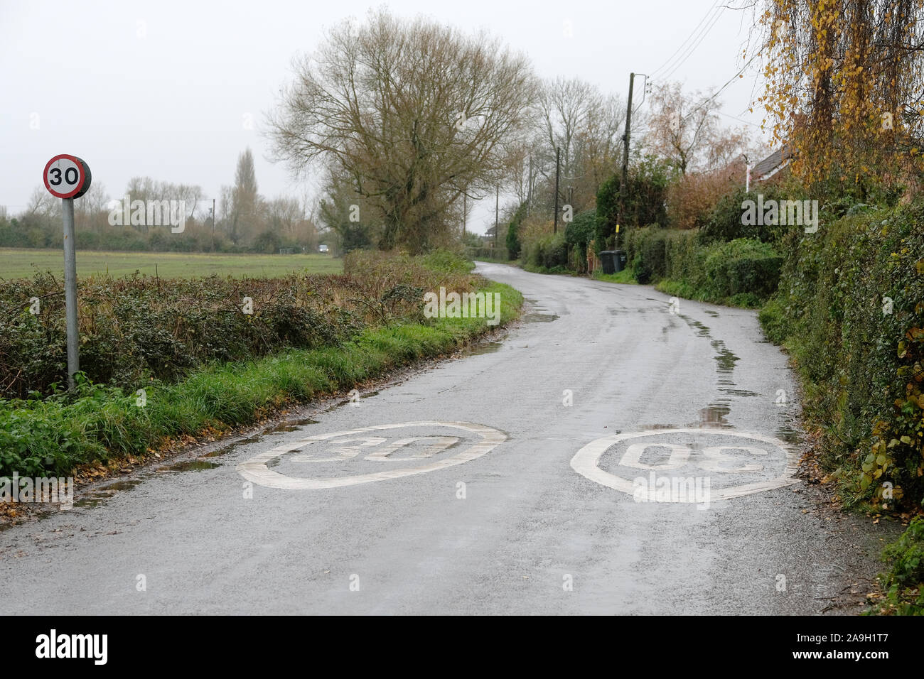 Novembre 2019 - villaggio rurale i limiti di velocità nei pressi di Stoke St Gregory, Somerset, Regno Unito Foto Stock