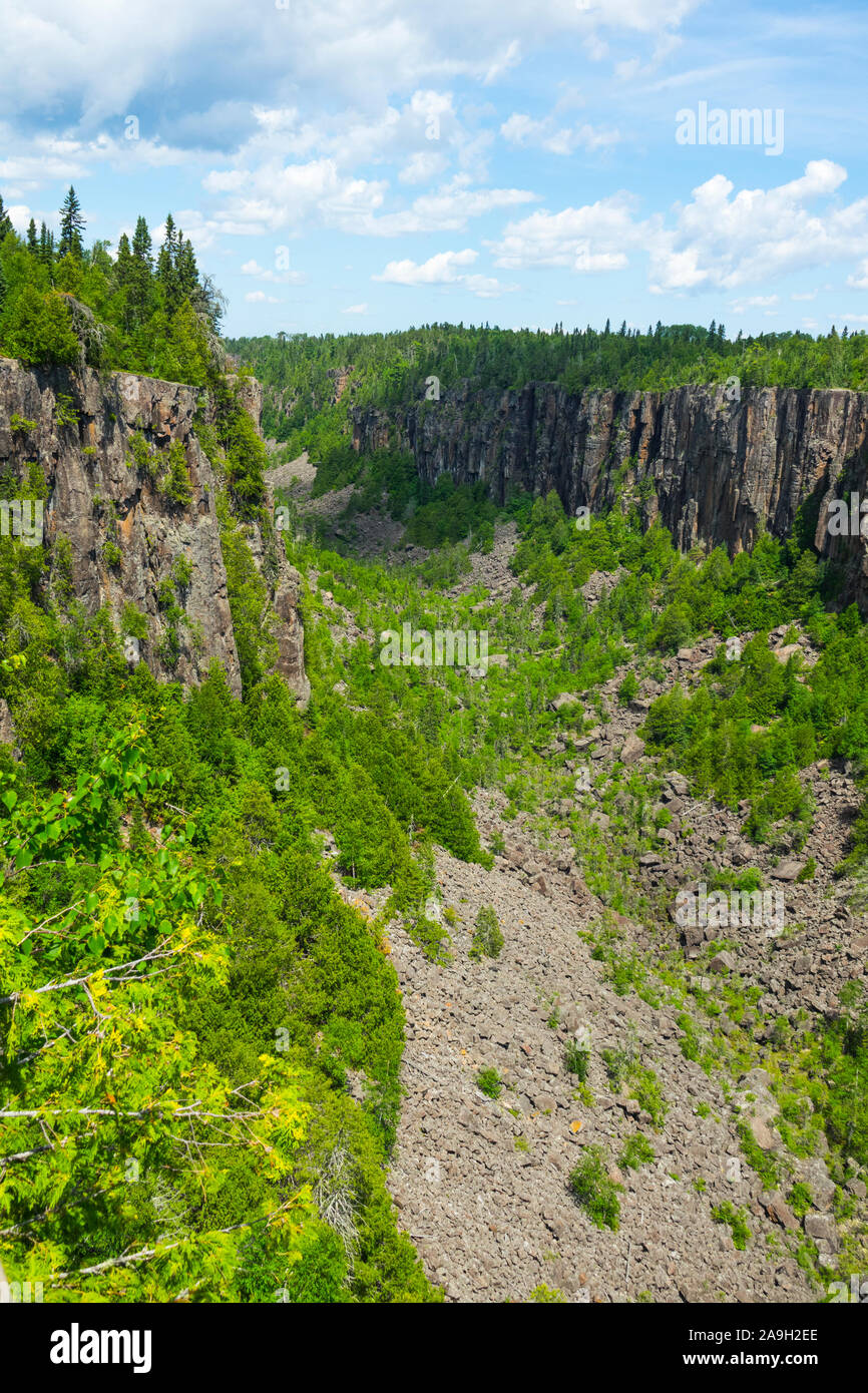 Ouimet Canyon è una grande gola nel comune di Dorion, Thunder Bay nel quartiere northwestern Ontario, Canada Foto Stock